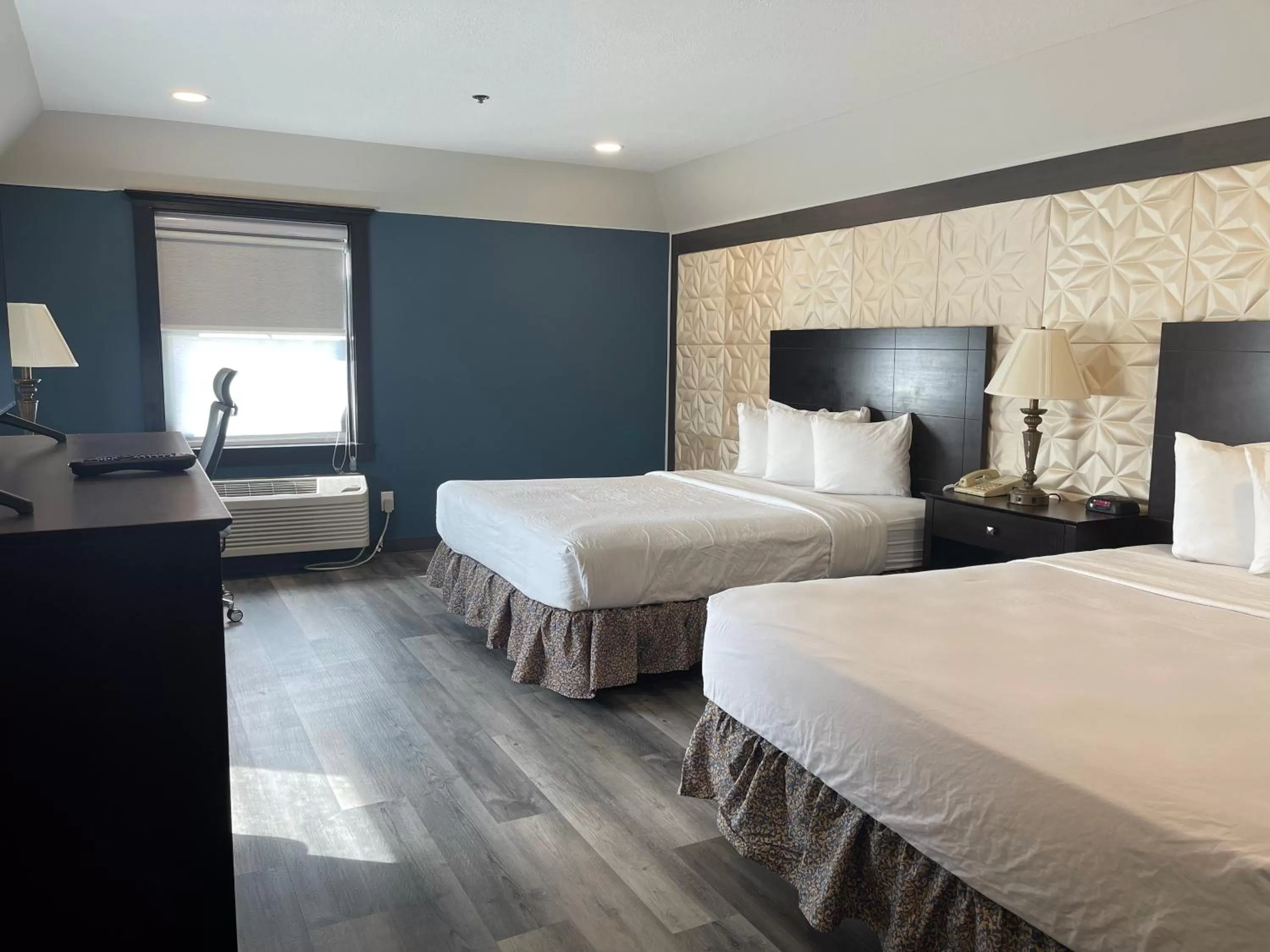 Bedroom, Bed in Chateau Hotel and Conference Center