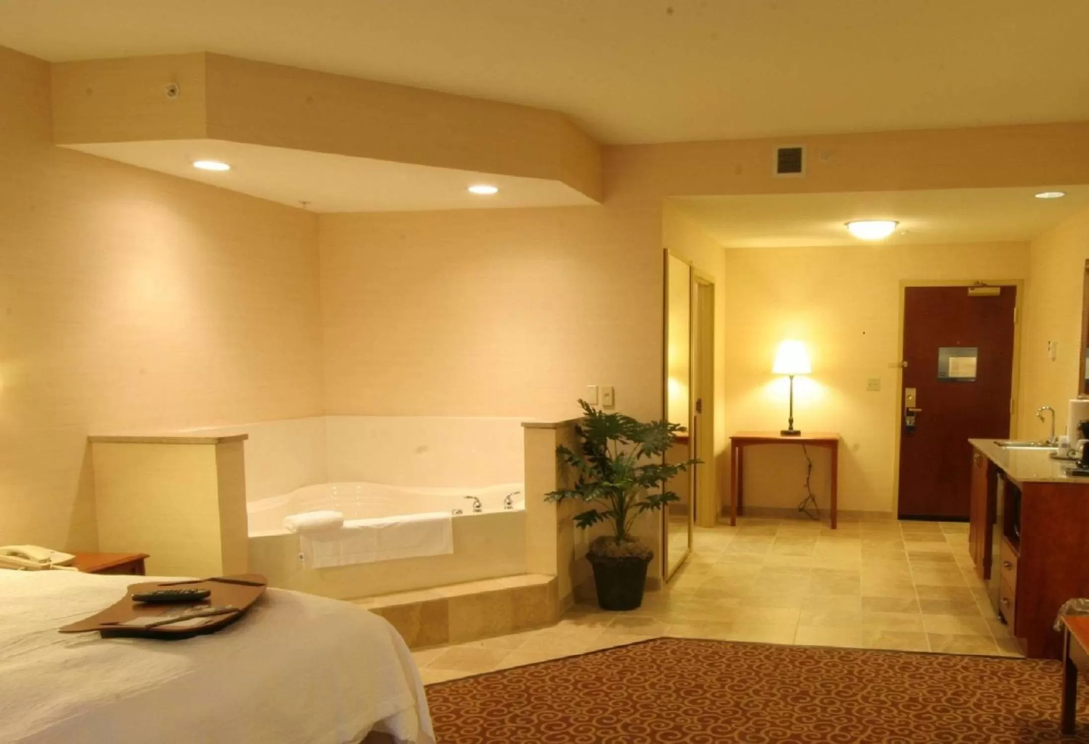 King Studio with Bathtub - Non-Smoking  in Hampton Inn & Suites Grove City