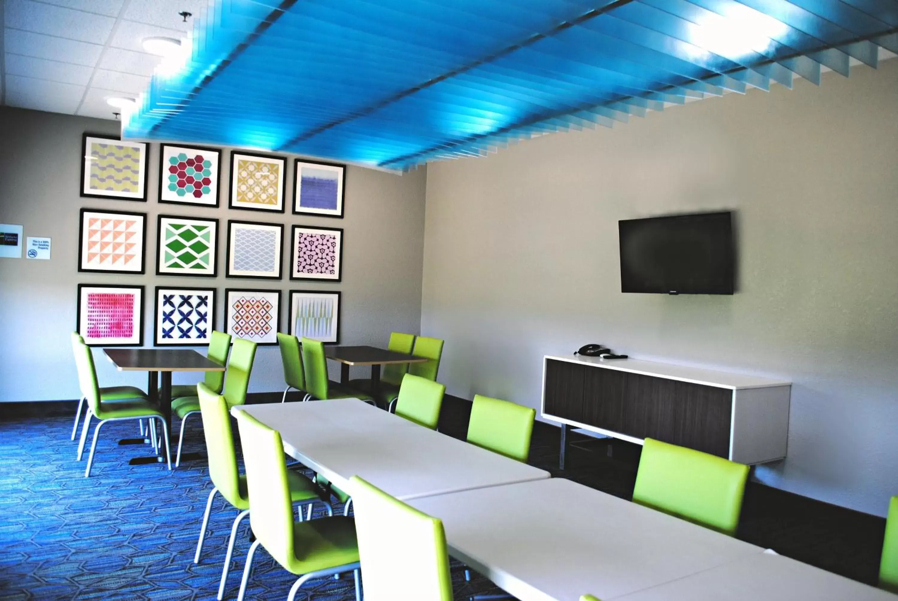 Meeting/conference room, Restaurant/Places to Eat in Holiday Inn Express & Suites - Columbia City, an IHG Hotel