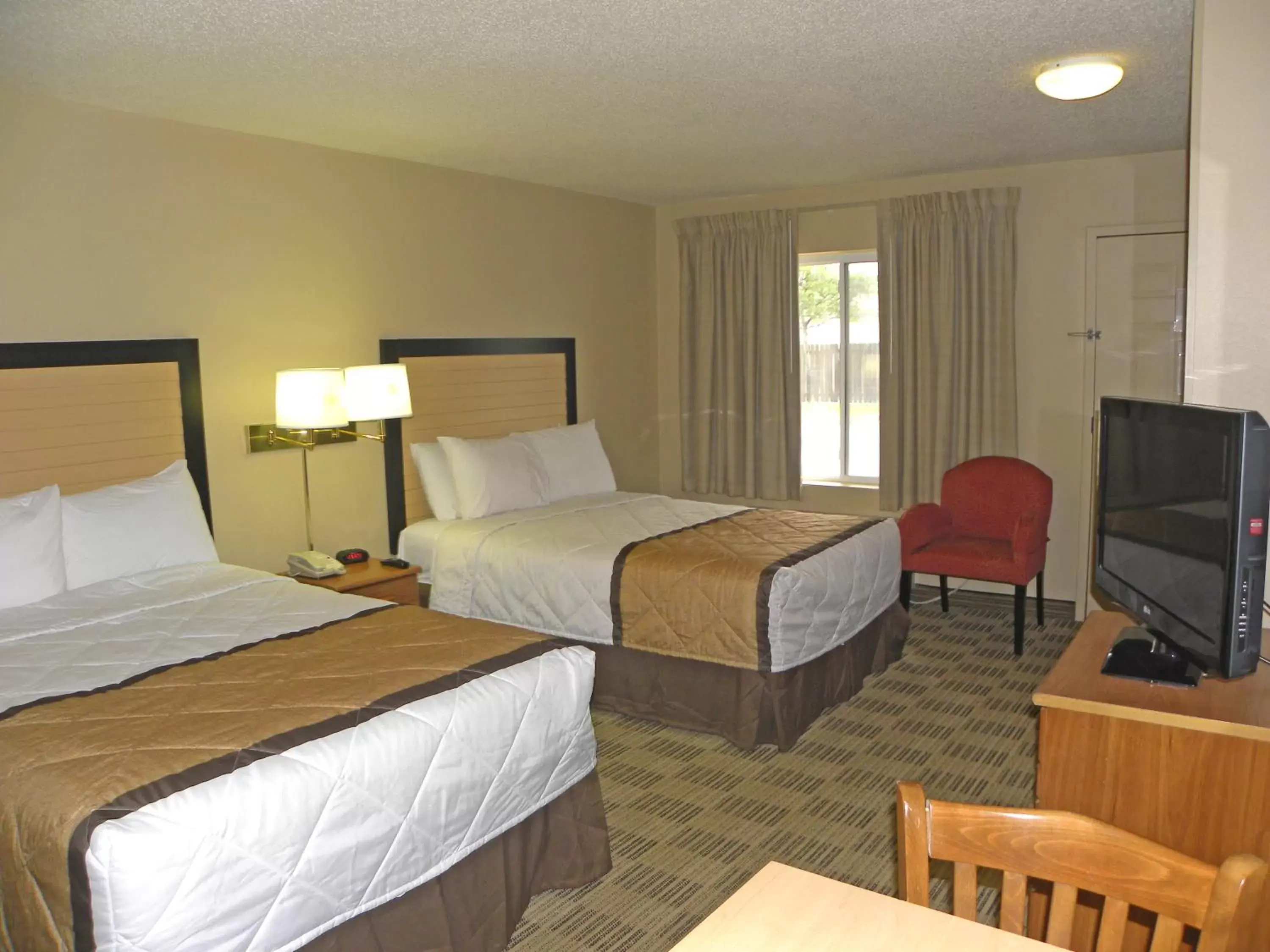 Bed in Extended Stay America Suites - Houston - The Woodlands