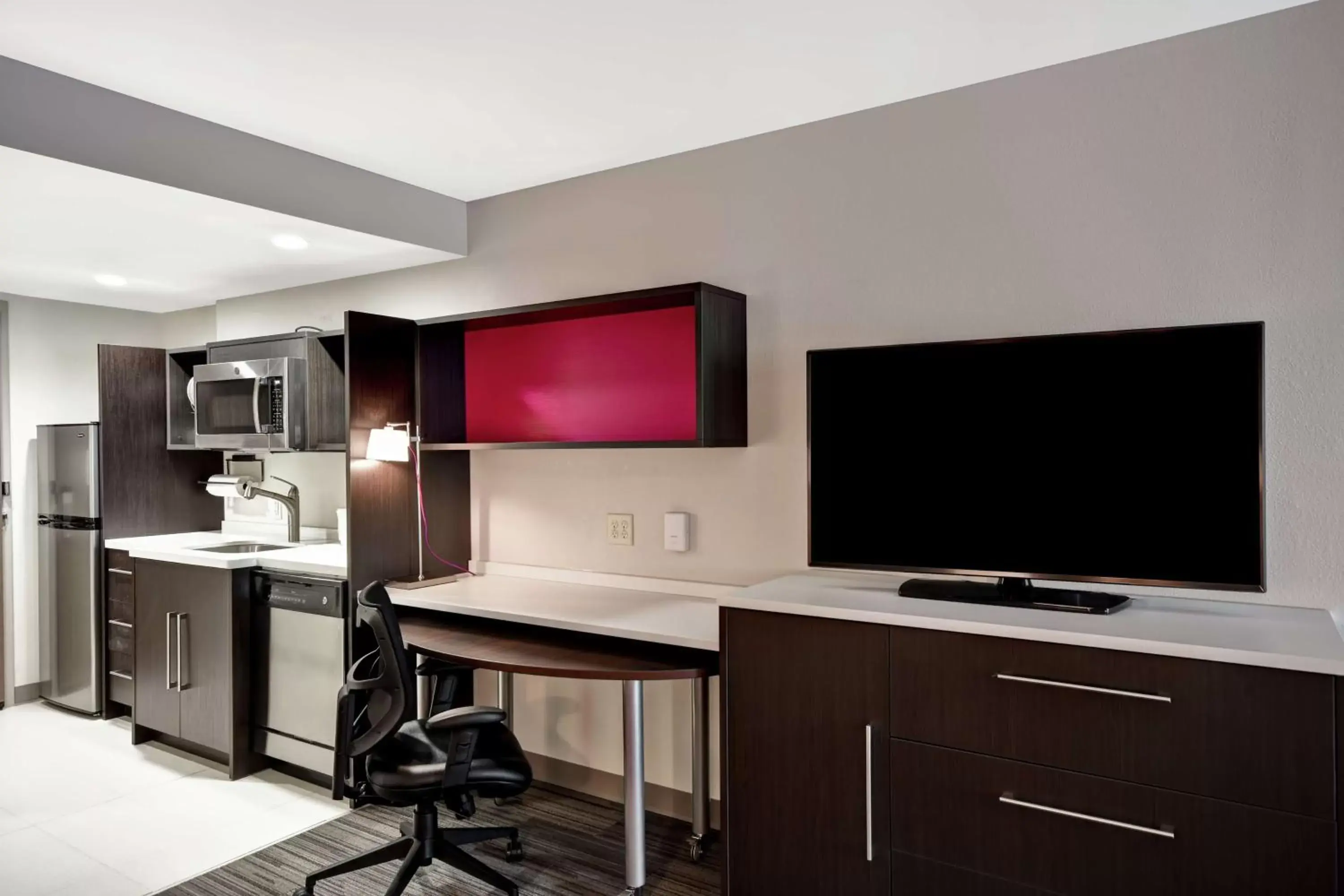 Bedroom, TV/Entertainment Center in Home2 Suites By Hilton Walpole Foxborough