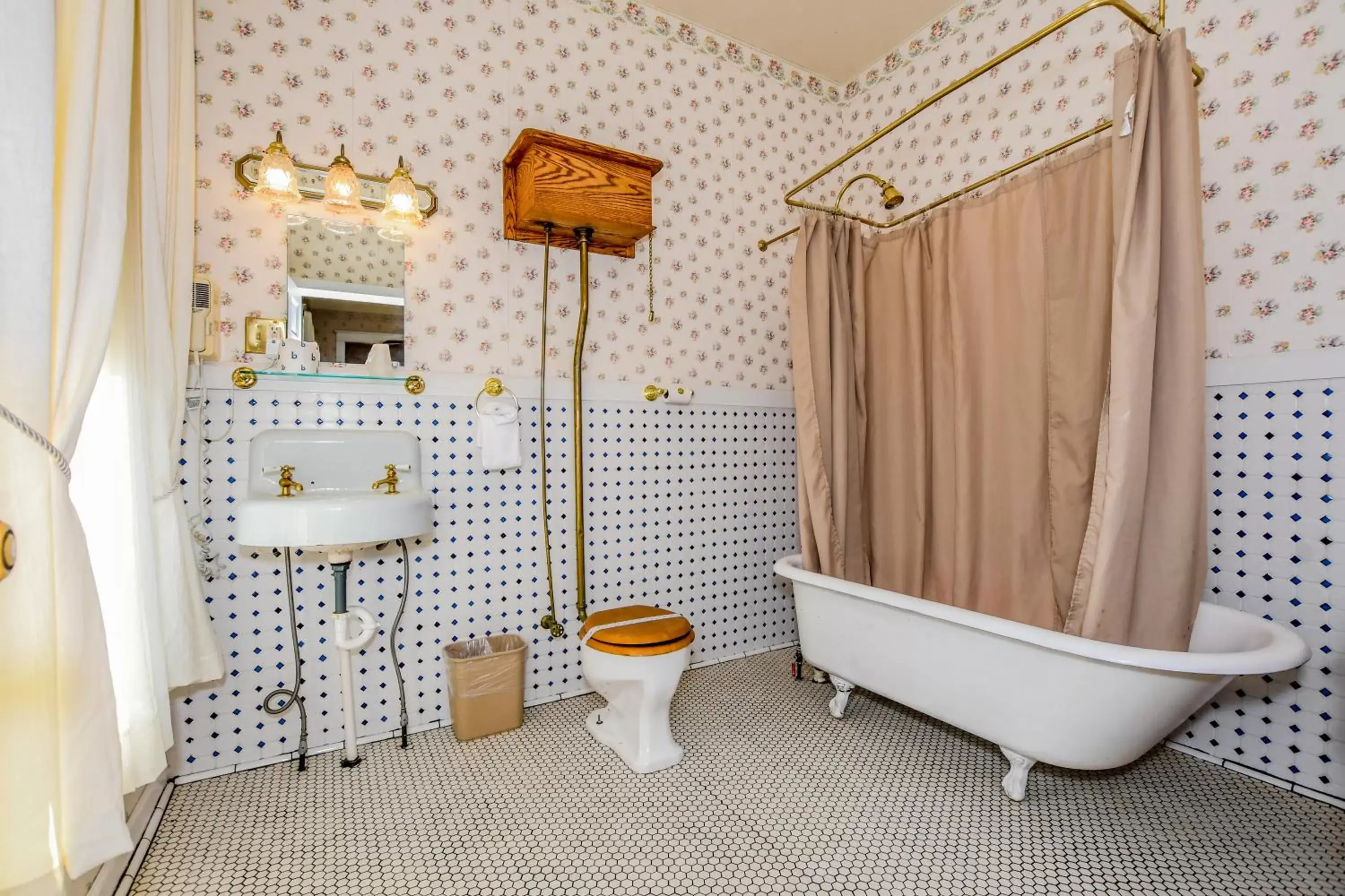 Shower, Bathroom in Irma Hotel