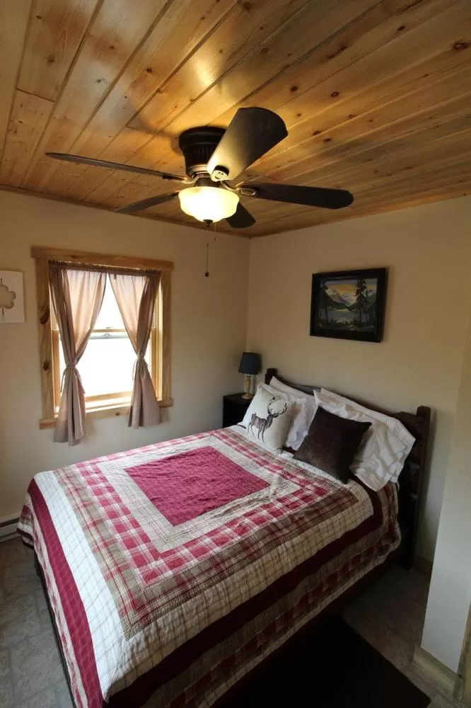 Other, Bed in Wapiti Lodge