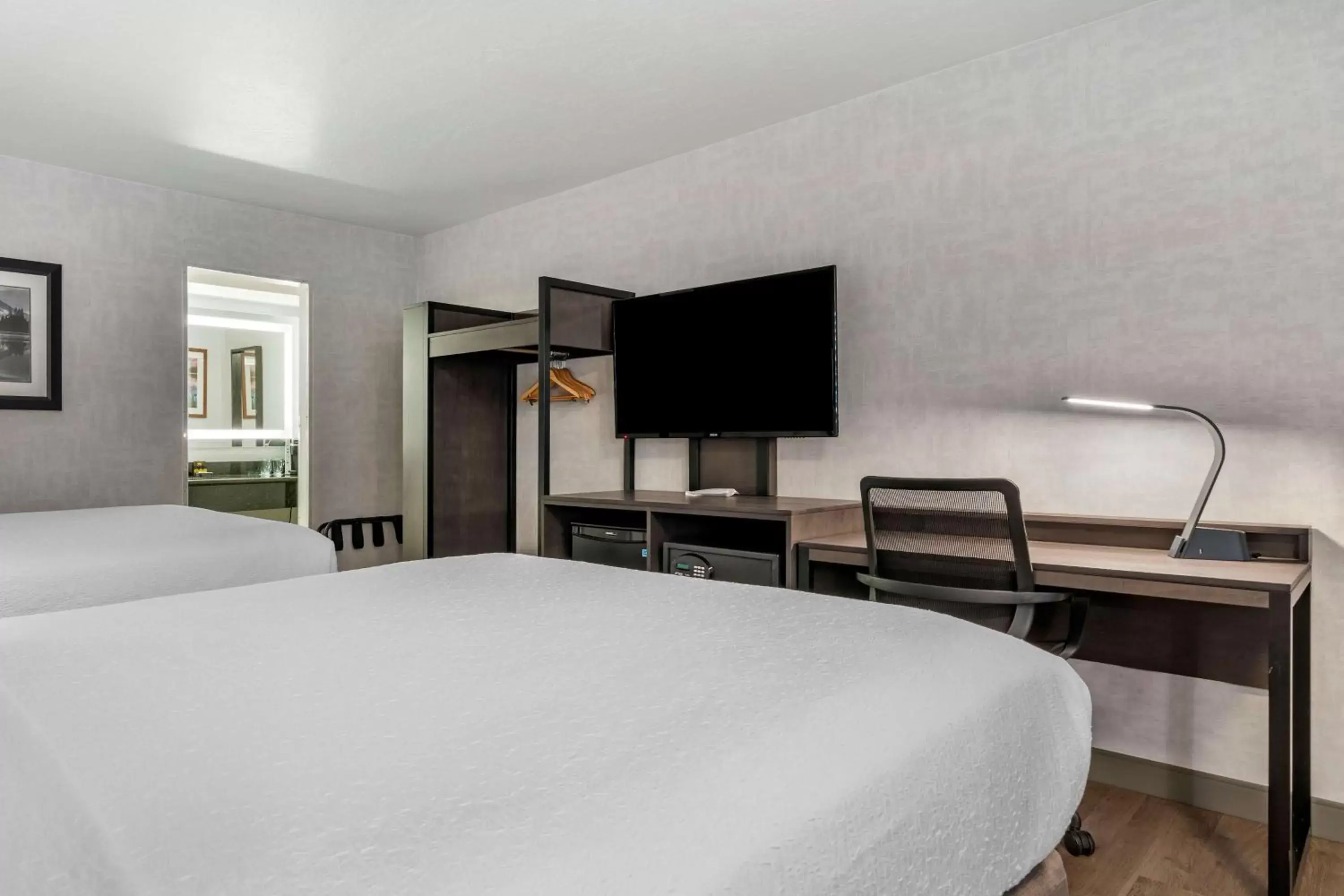 Bedroom, TV/Entertainment Center in Best Western Plus Hilltop Inn