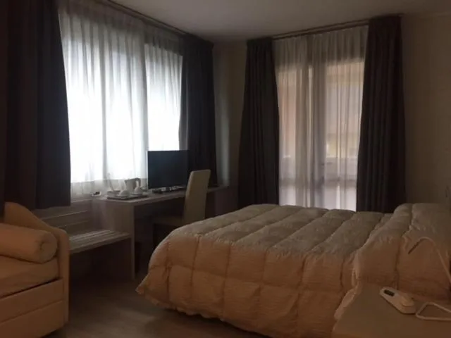 Bed in Hostellerie Du Cheval Blanc