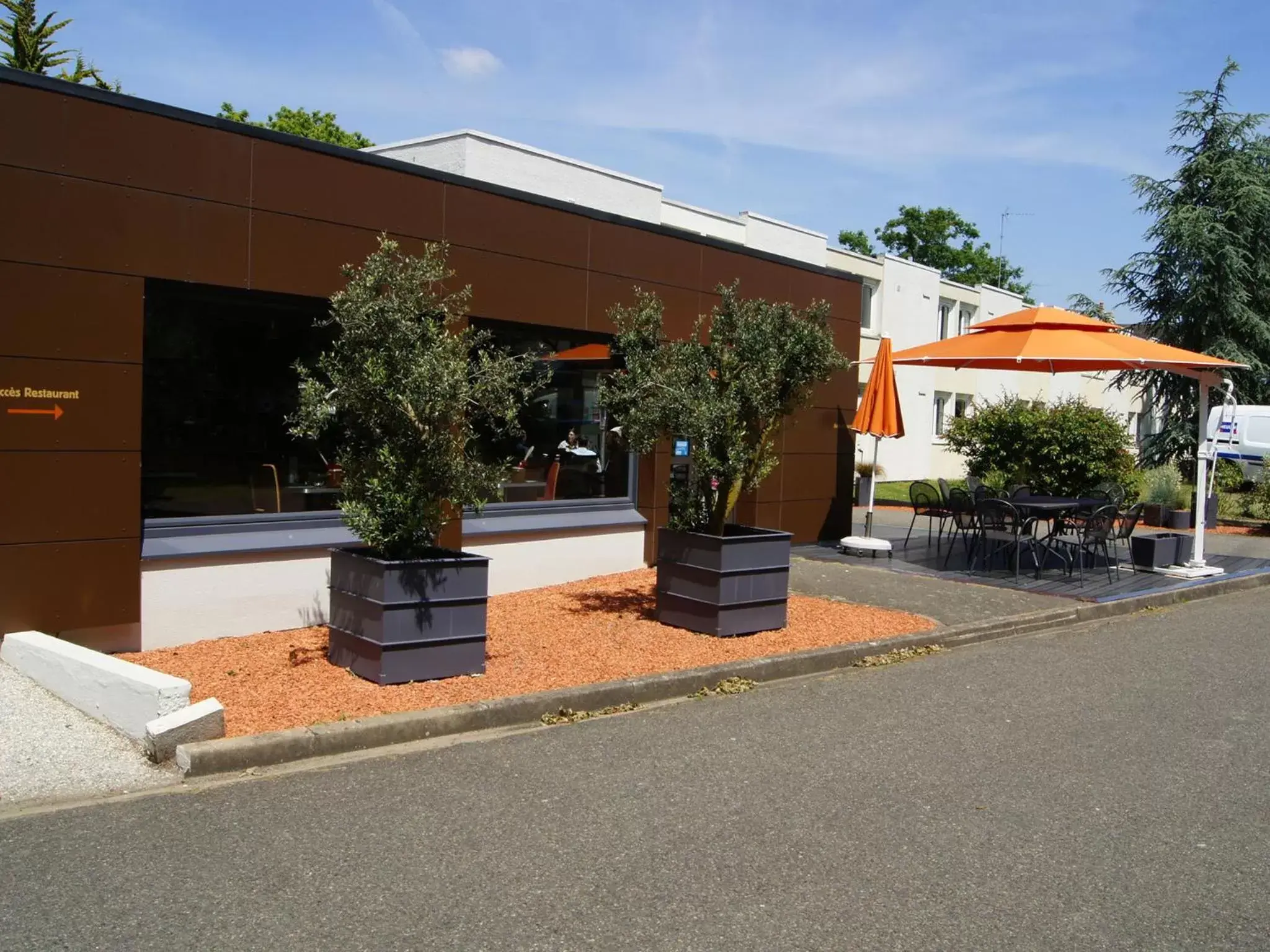 Facade/entrance, Property Building in ibis Le Mans Est Pontlieue