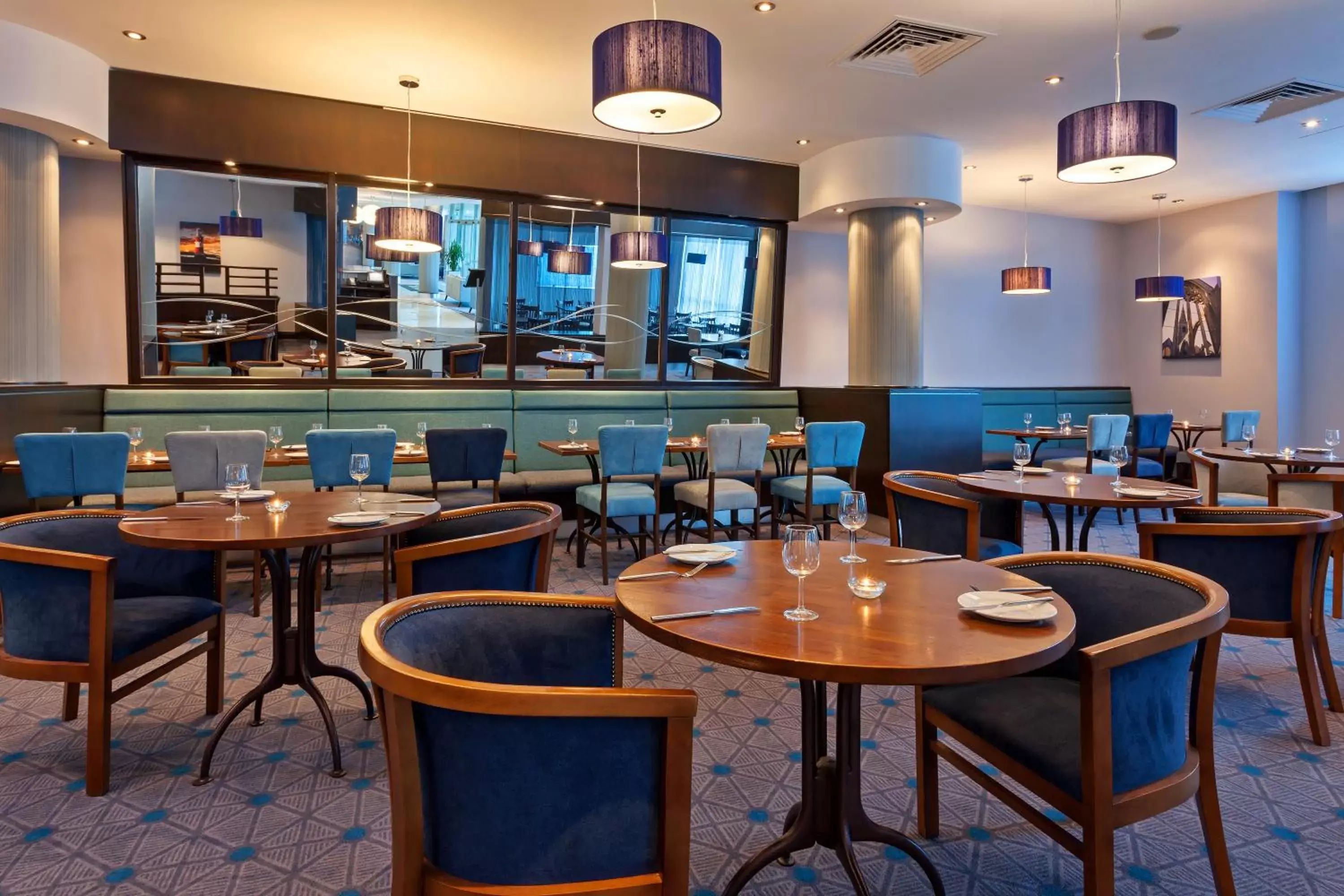 Lounge or bar, Restaurant/Places to Eat in Leonardo Hotel Plymouth - Formerly Jurys Inn
