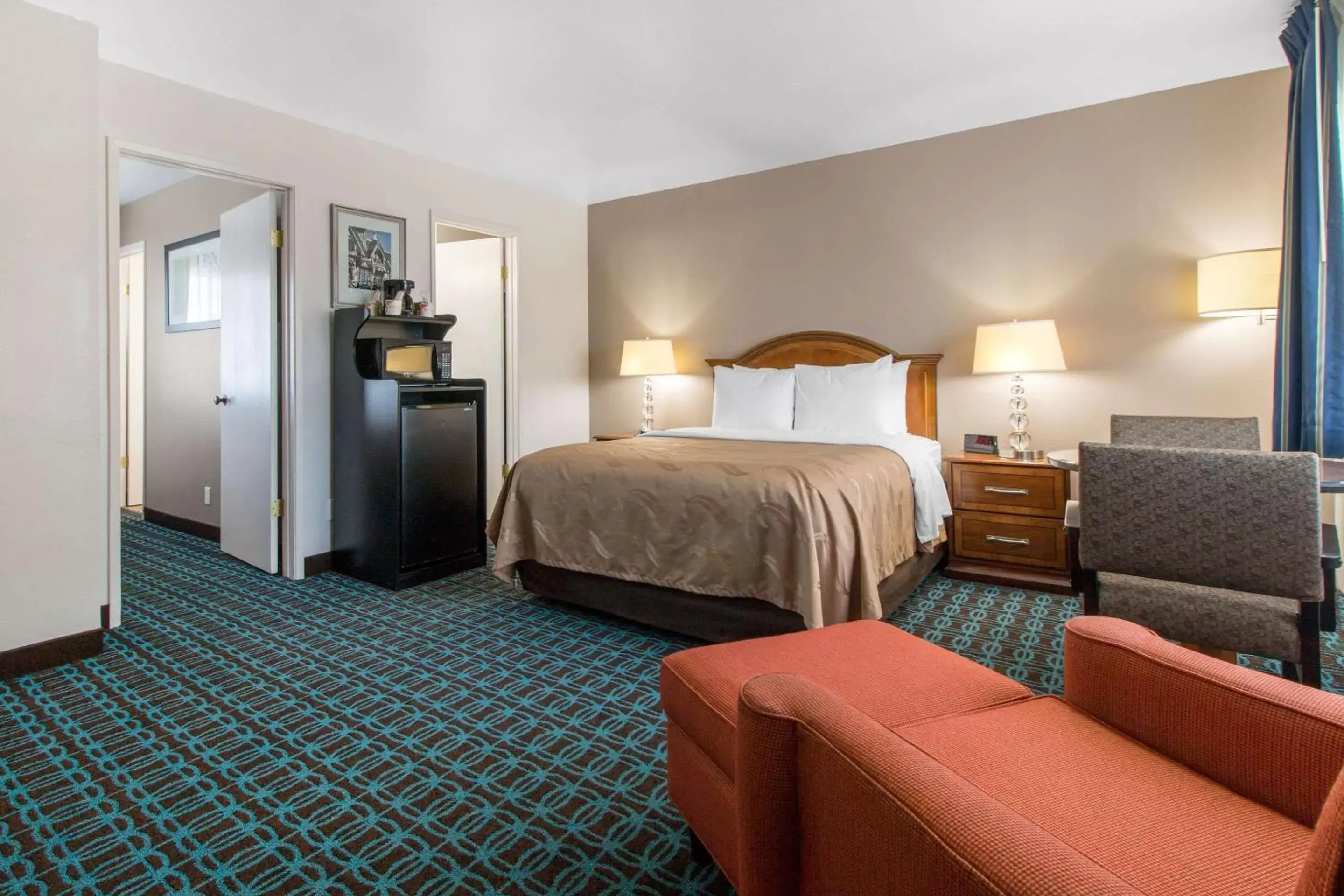 Photo of the whole room, Bed in BaySide Inn & Suites Eureka