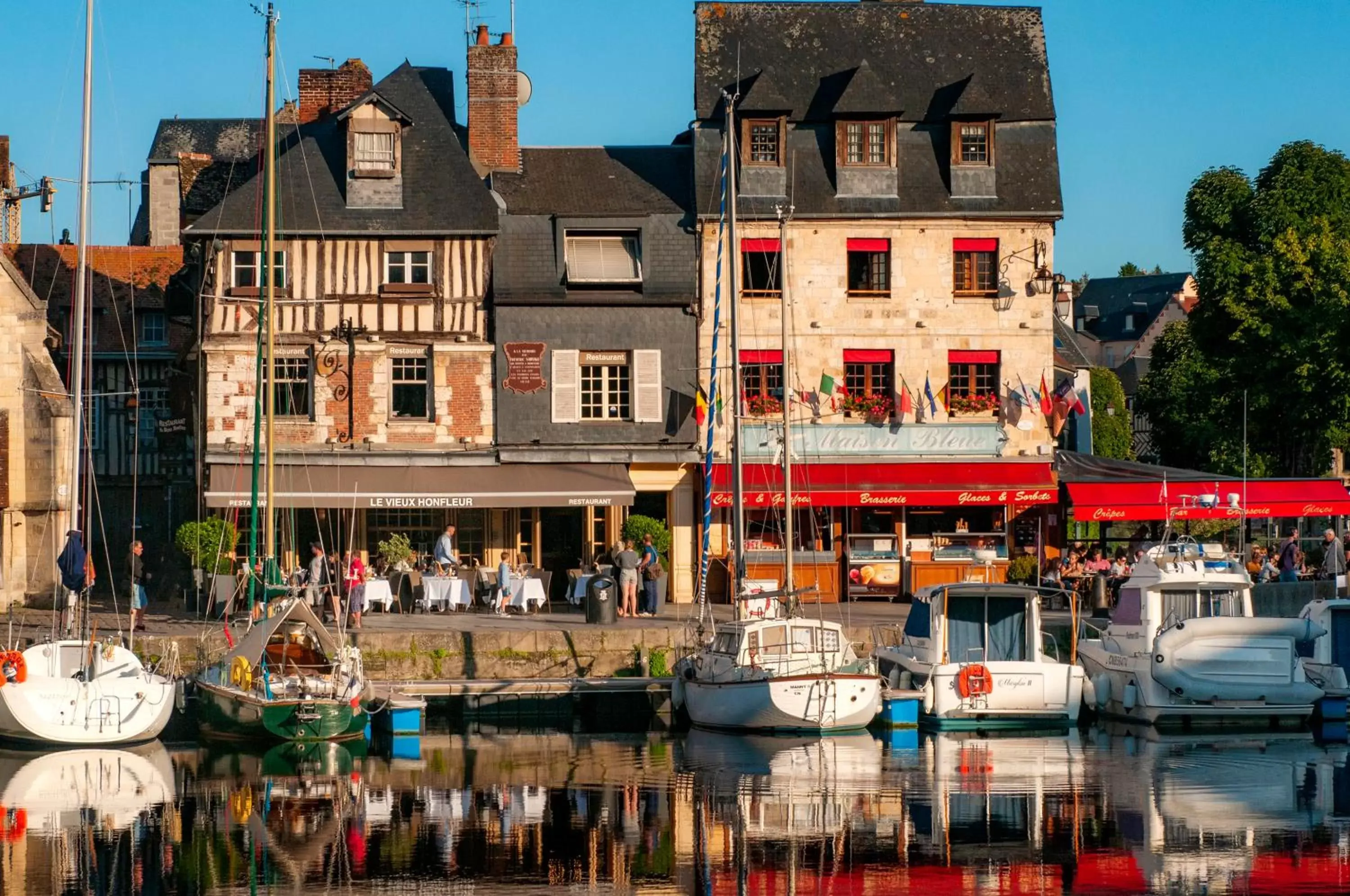 Nearby landmark, Property Building in Goélia Résidence Du Parc