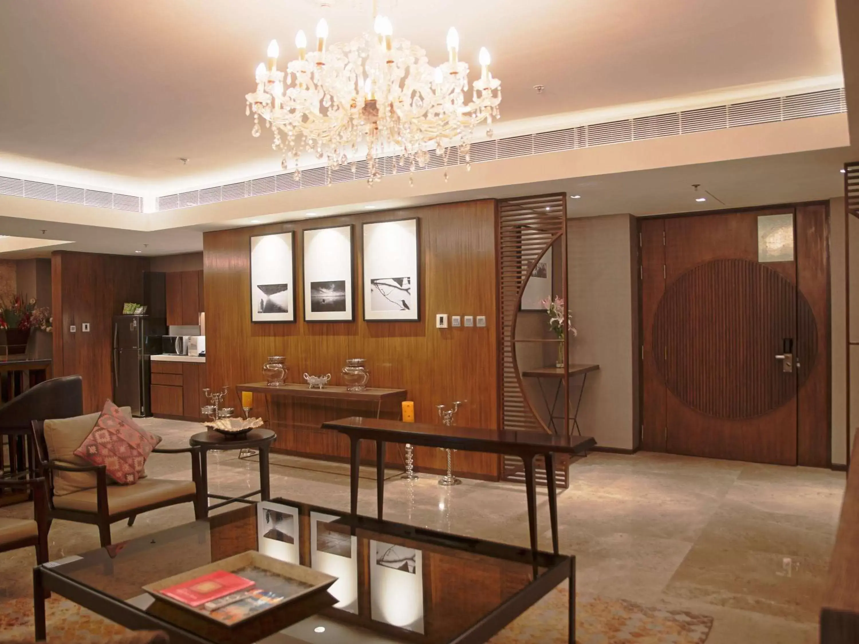 Photo of the whole room, Lobby/Reception in Novotel Kolkata Hotel and Residences