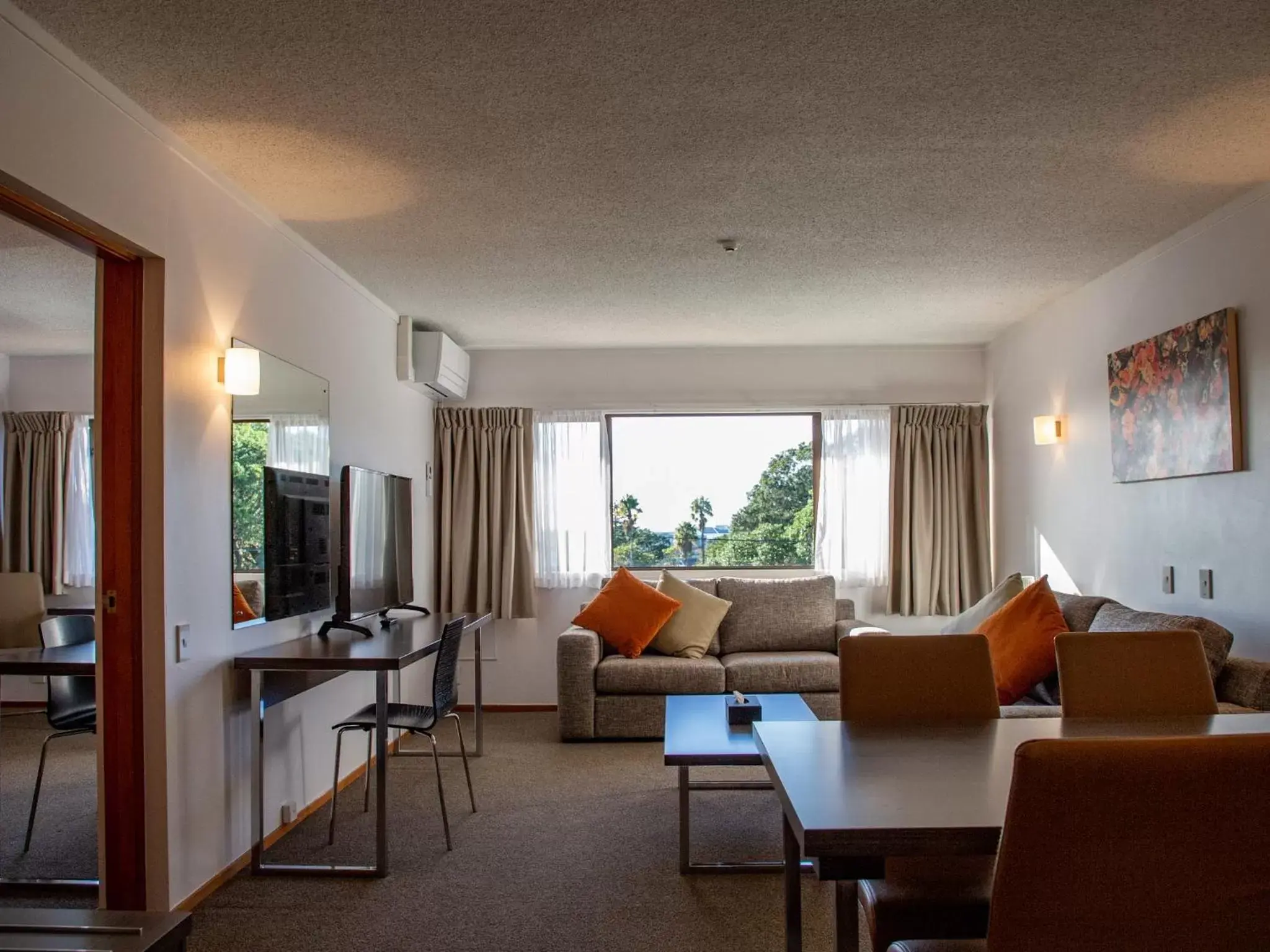 Living room, Seating Area in Auckland Rose Park Hotel