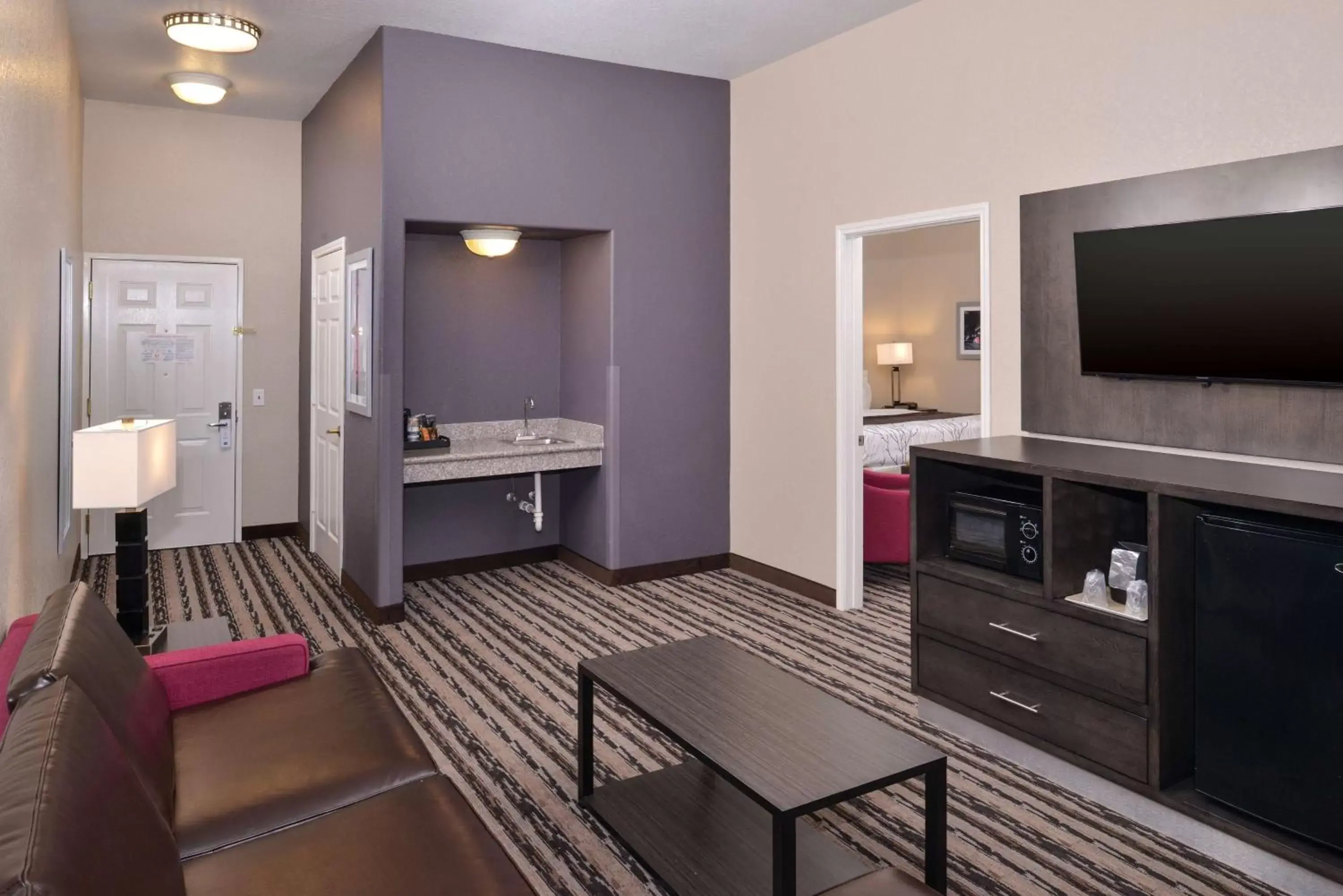 Photo of the whole room, TV/Entertainment Center in Best Western Boerne Inn & Suites