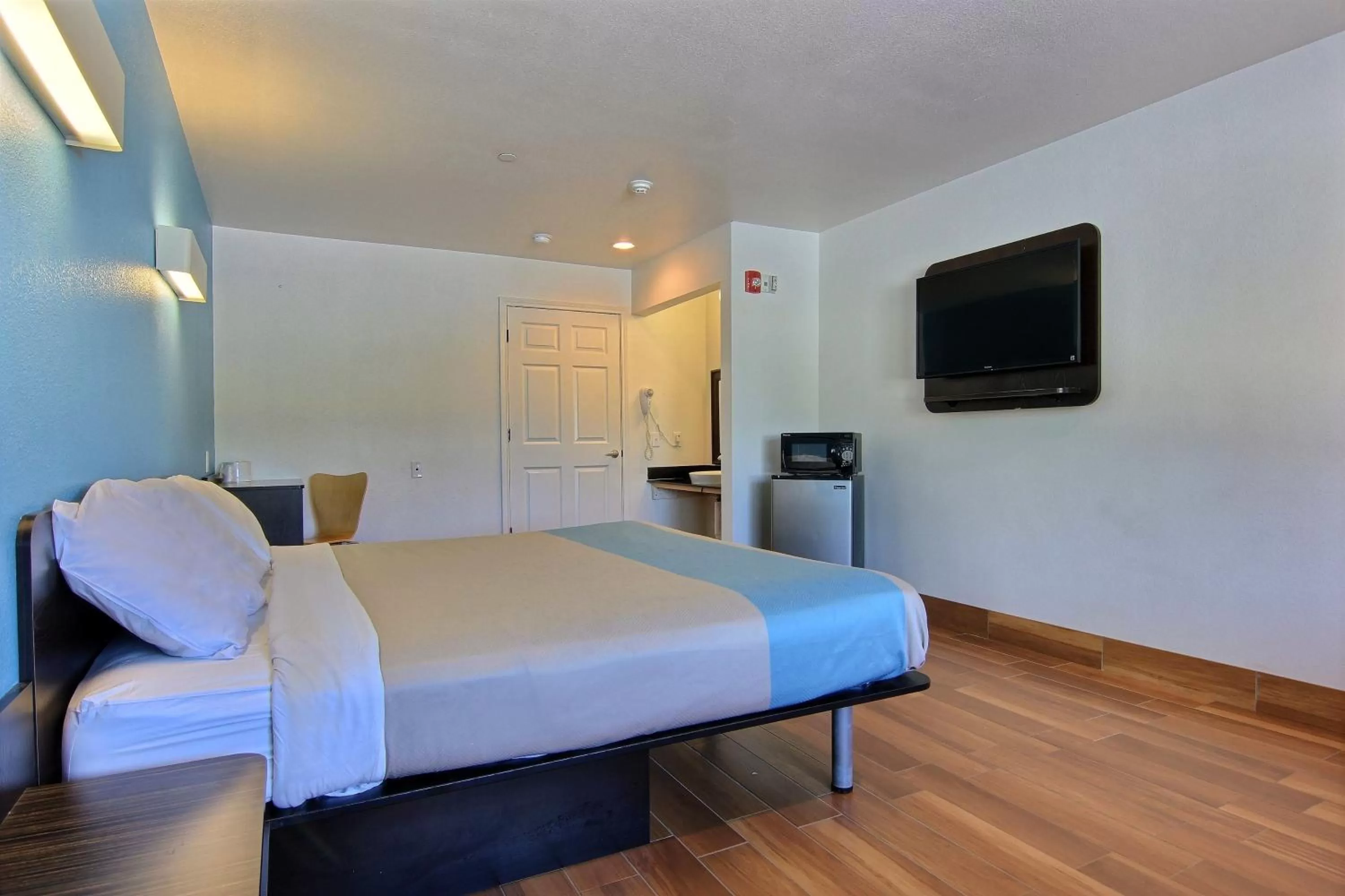 Photo of the whole room, Bed in Motel 6-Rockport, TX