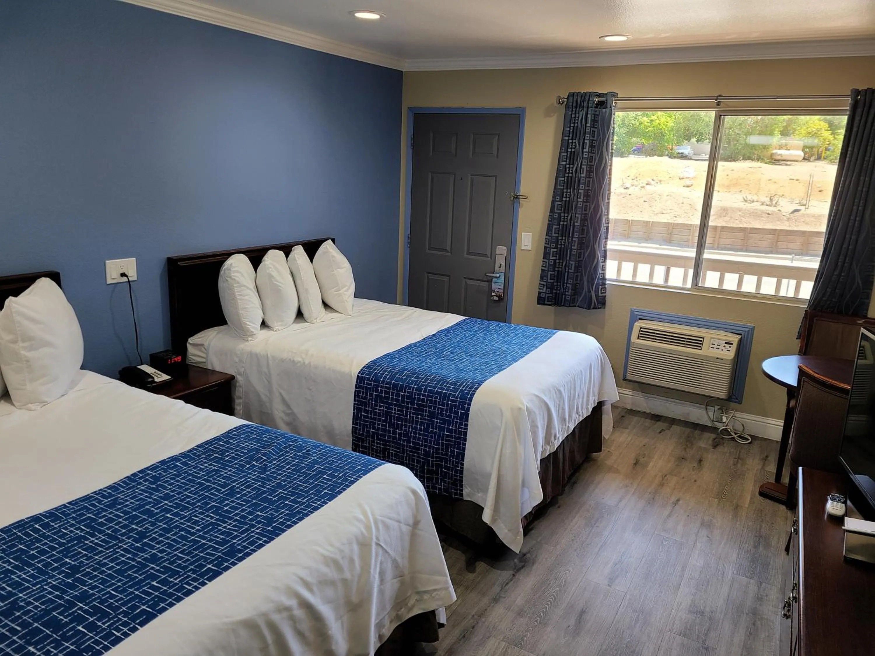 Bedroom, Bed in Travelodge by Wyndham Clearlake