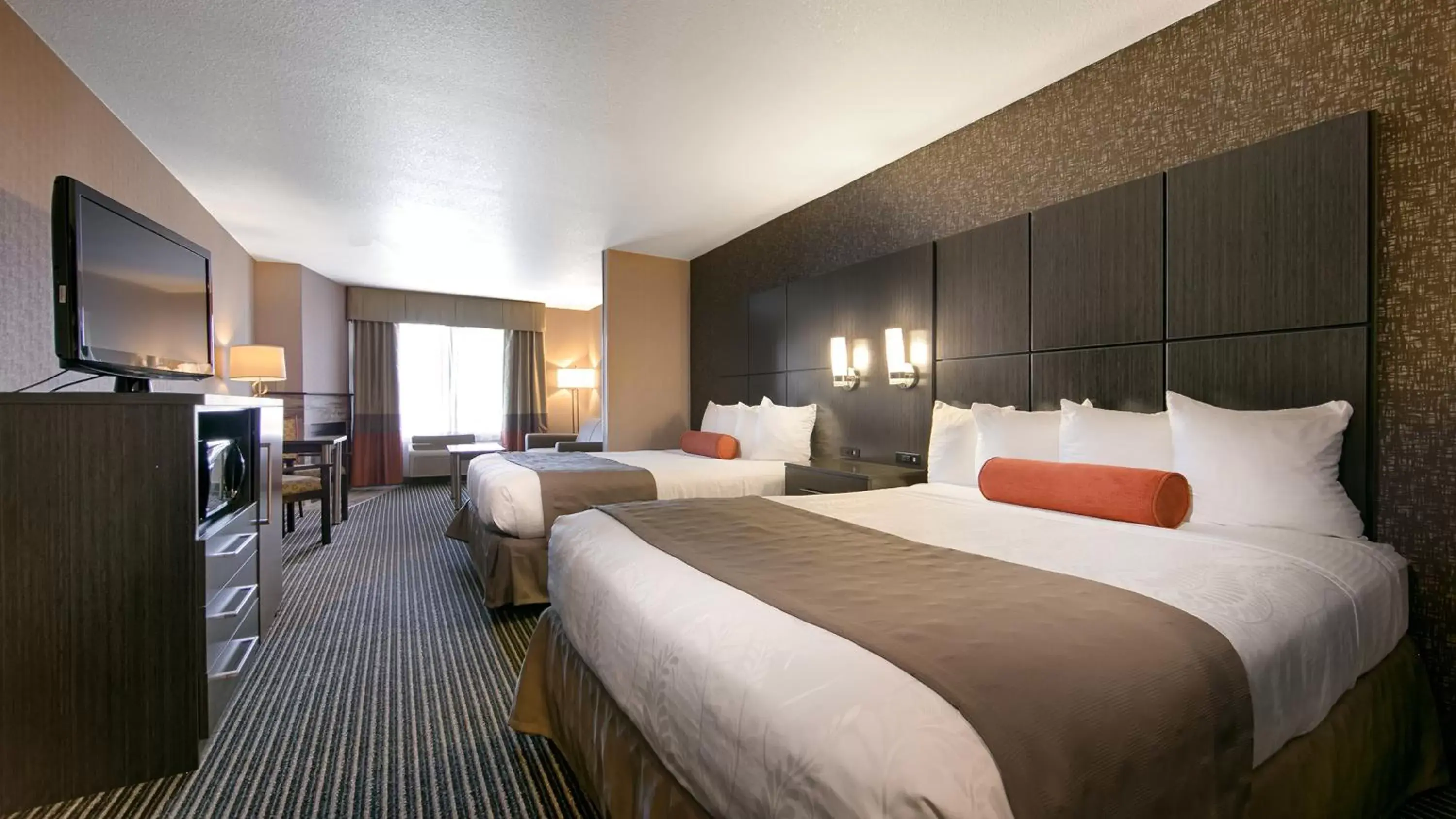 Bed in Best Western Plus Rama Inn & Suites