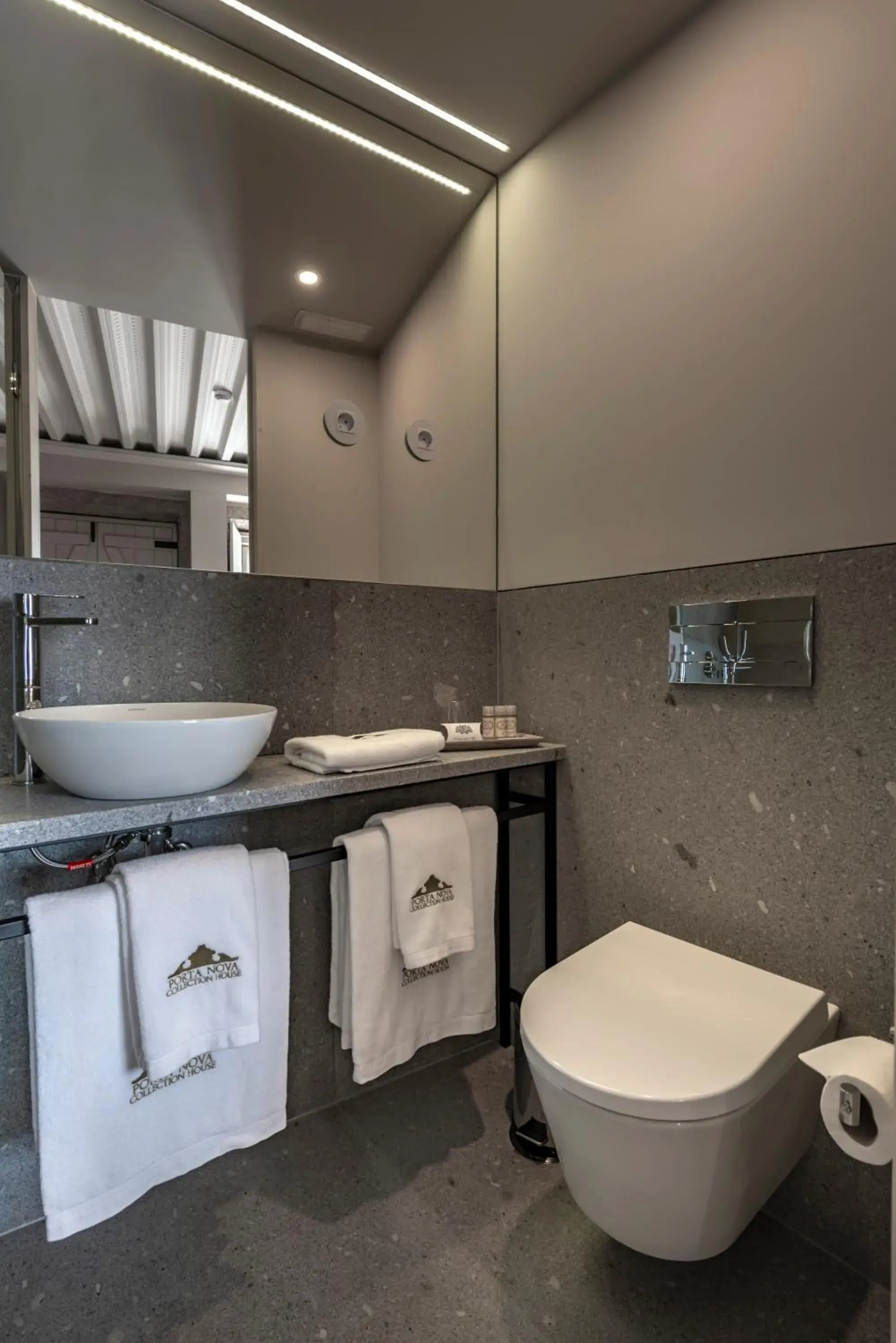 Bathroom in Porta Nova Collection House