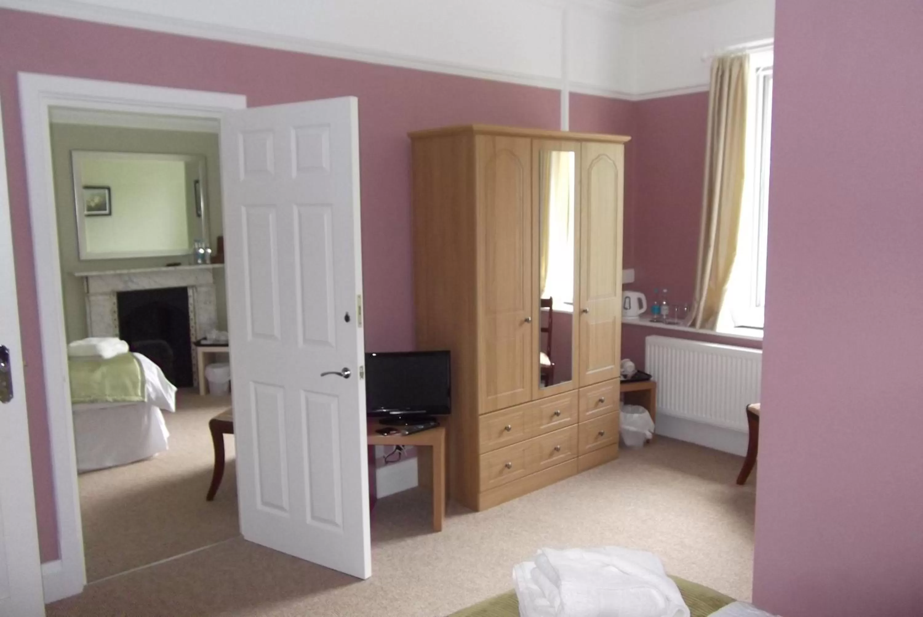 Shower, Bed in Weston Manor