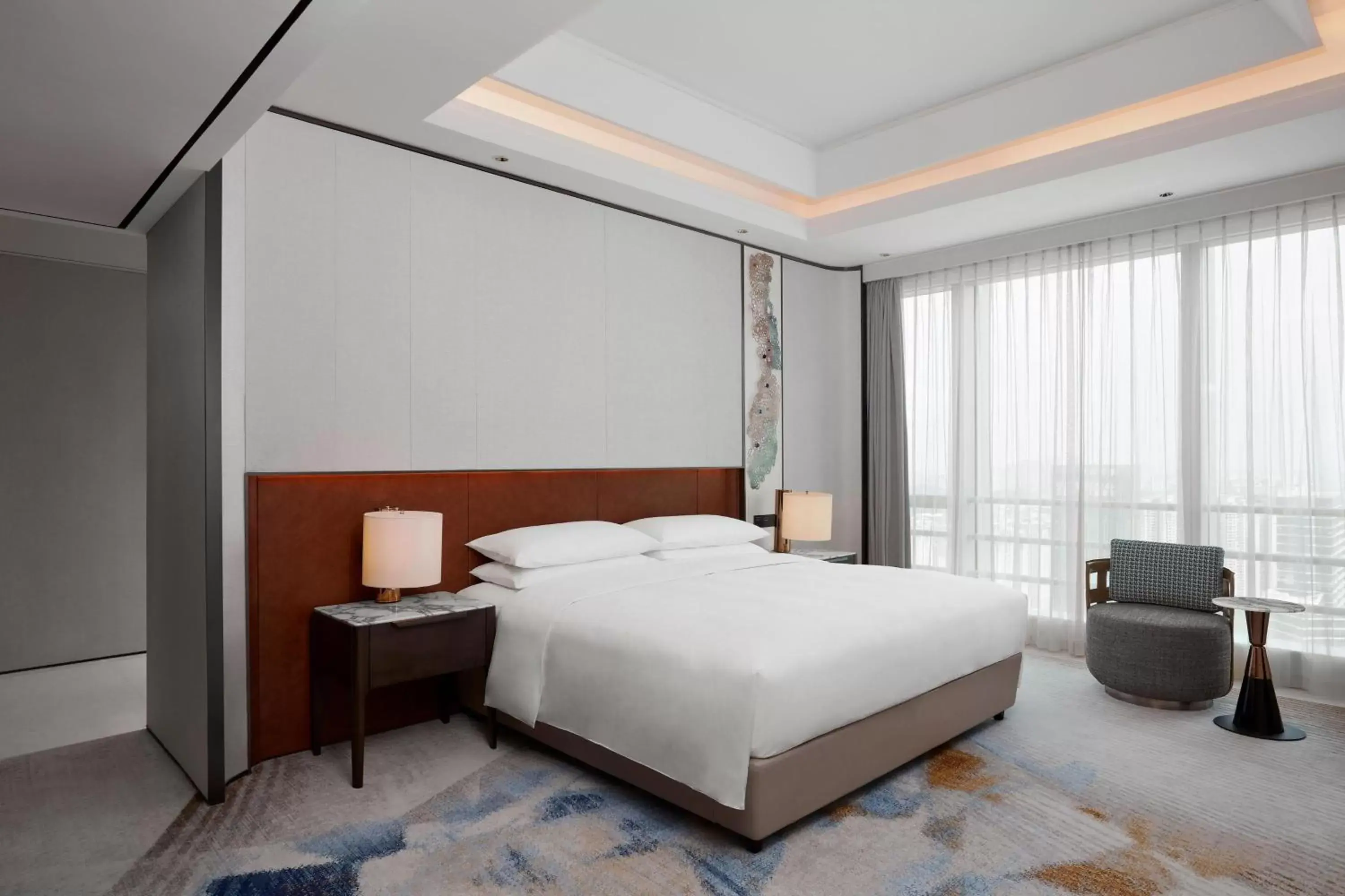 Photo of the whole room, Bed in Sheraton Guangzhou Panyu