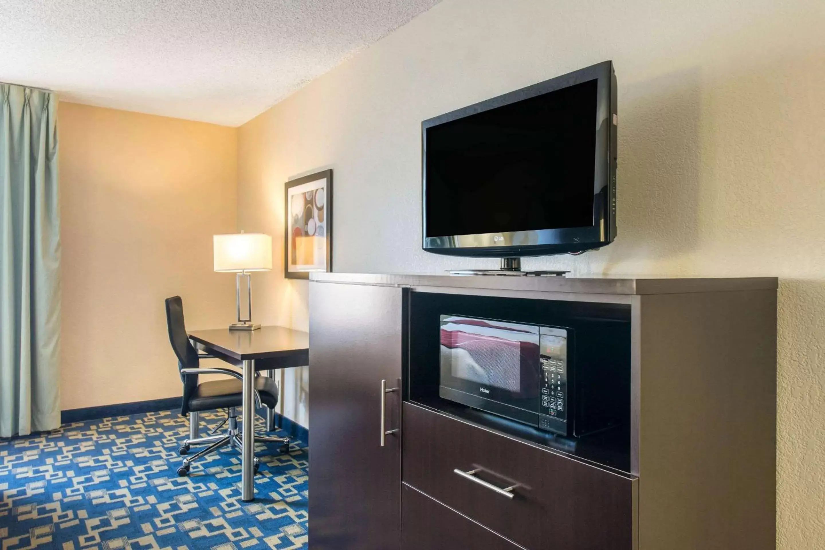 Photo of the whole room, TV/Entertainment Center in Comfort Inn & Suites Near Universal Orlando Resort-Convention Ctr
