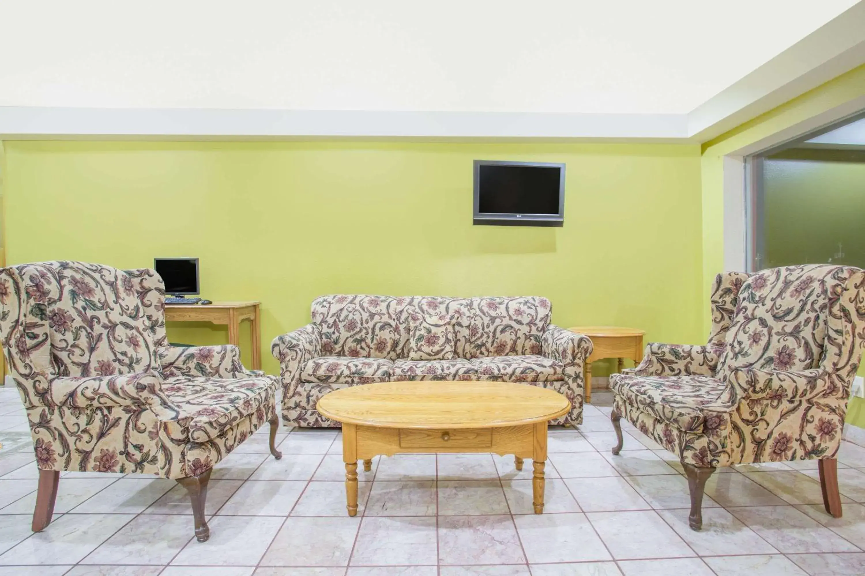 Lobby or reception, Seating Area in Days Inn by Wyndham Custer