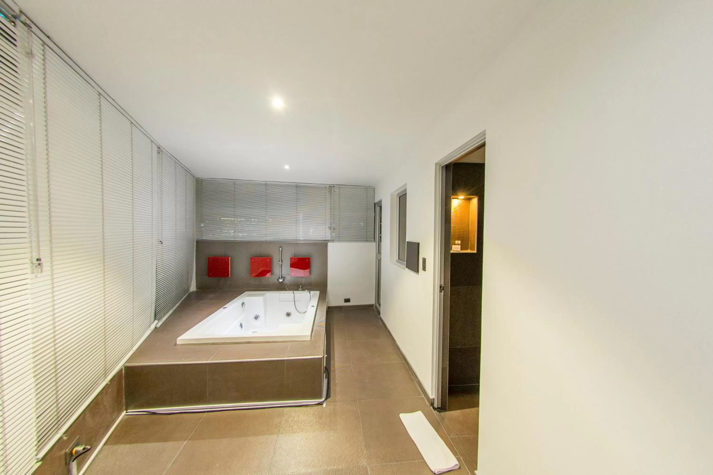 Hot Tub, Bed in Hotel City Bog Expo Museo