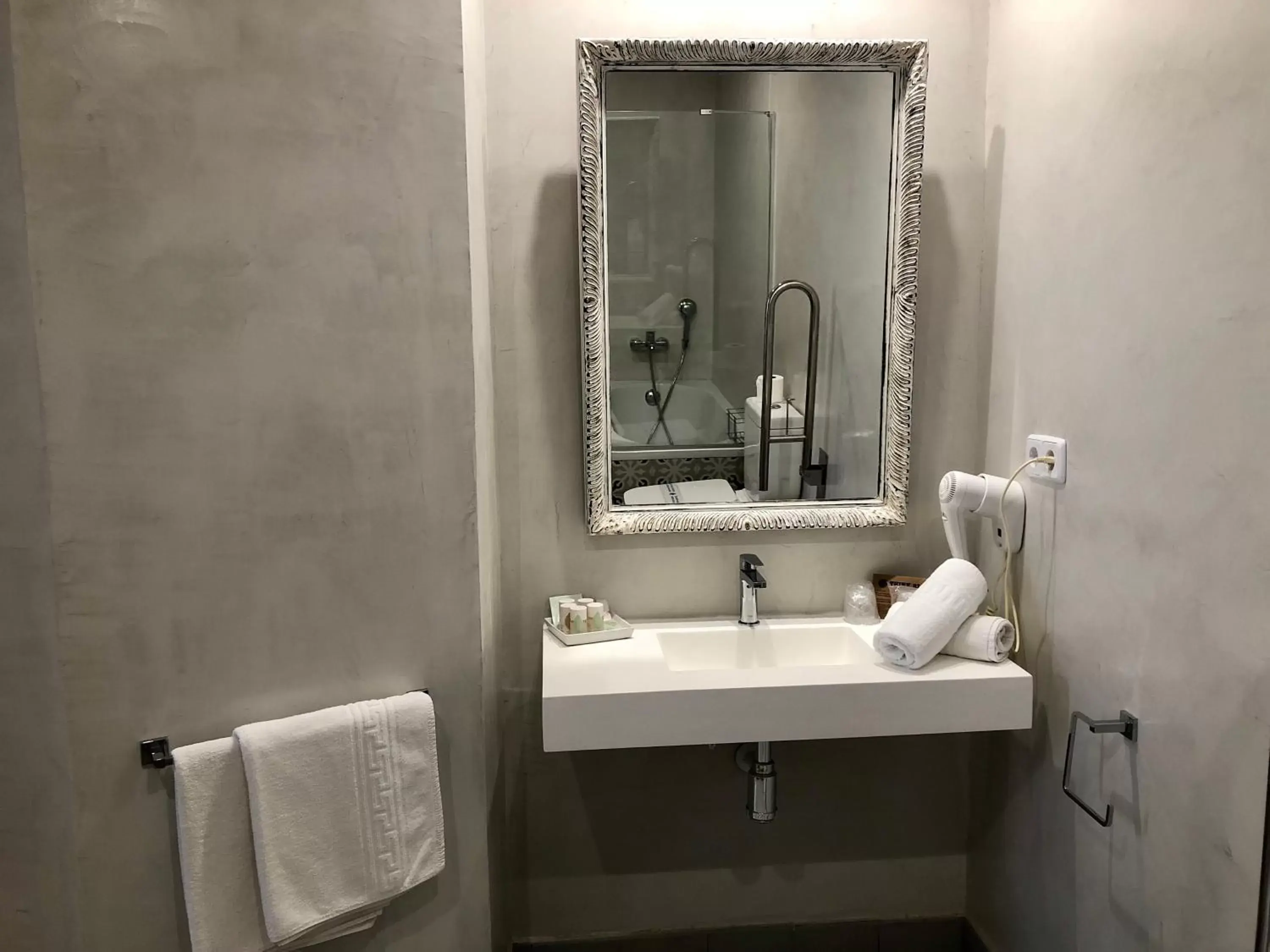 Toilet, Bathroom in Hotel Capri