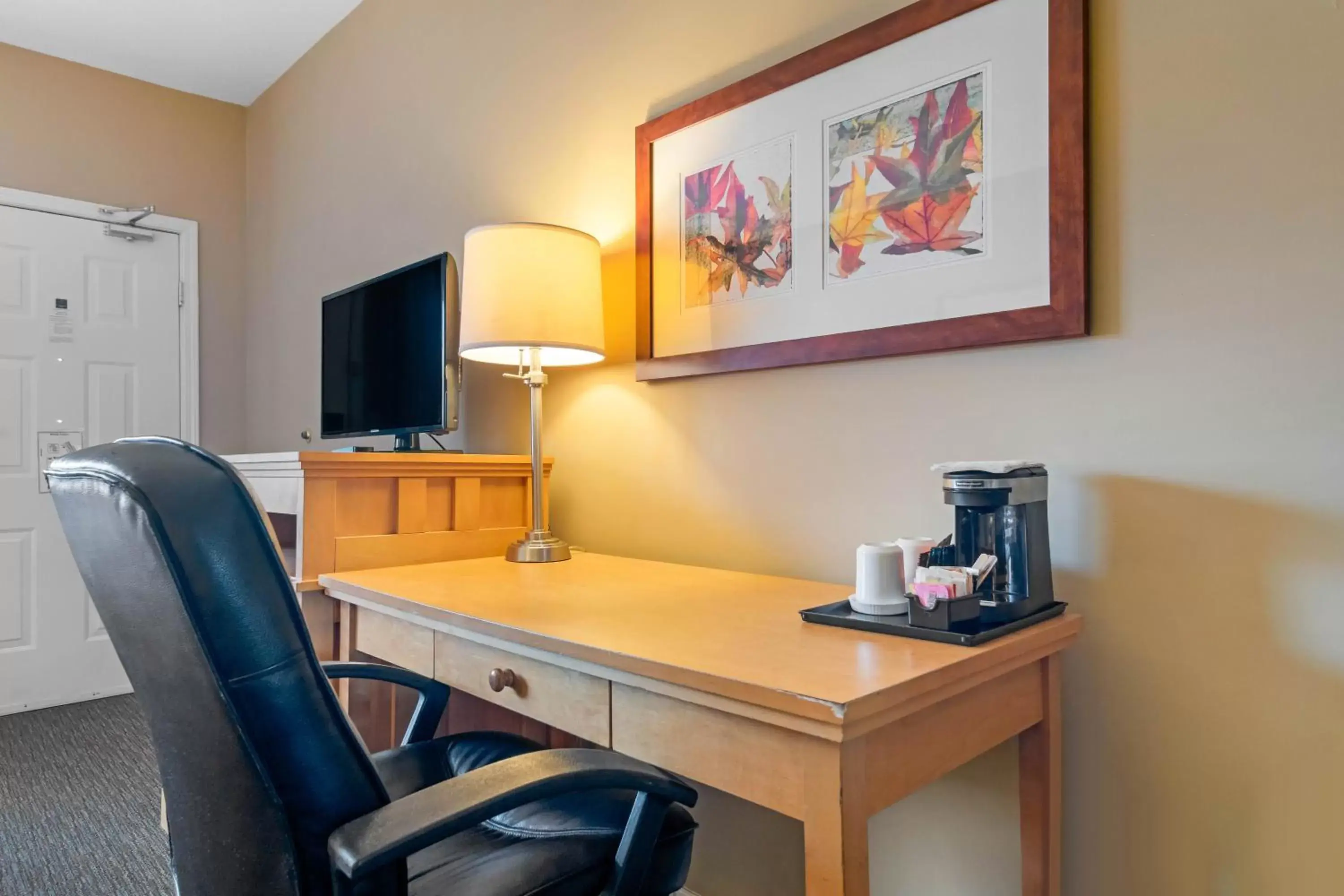 Coffee/tea facilities, TV/Entertainment Center in Econo Lodge Inn & Suites - North Vancouver