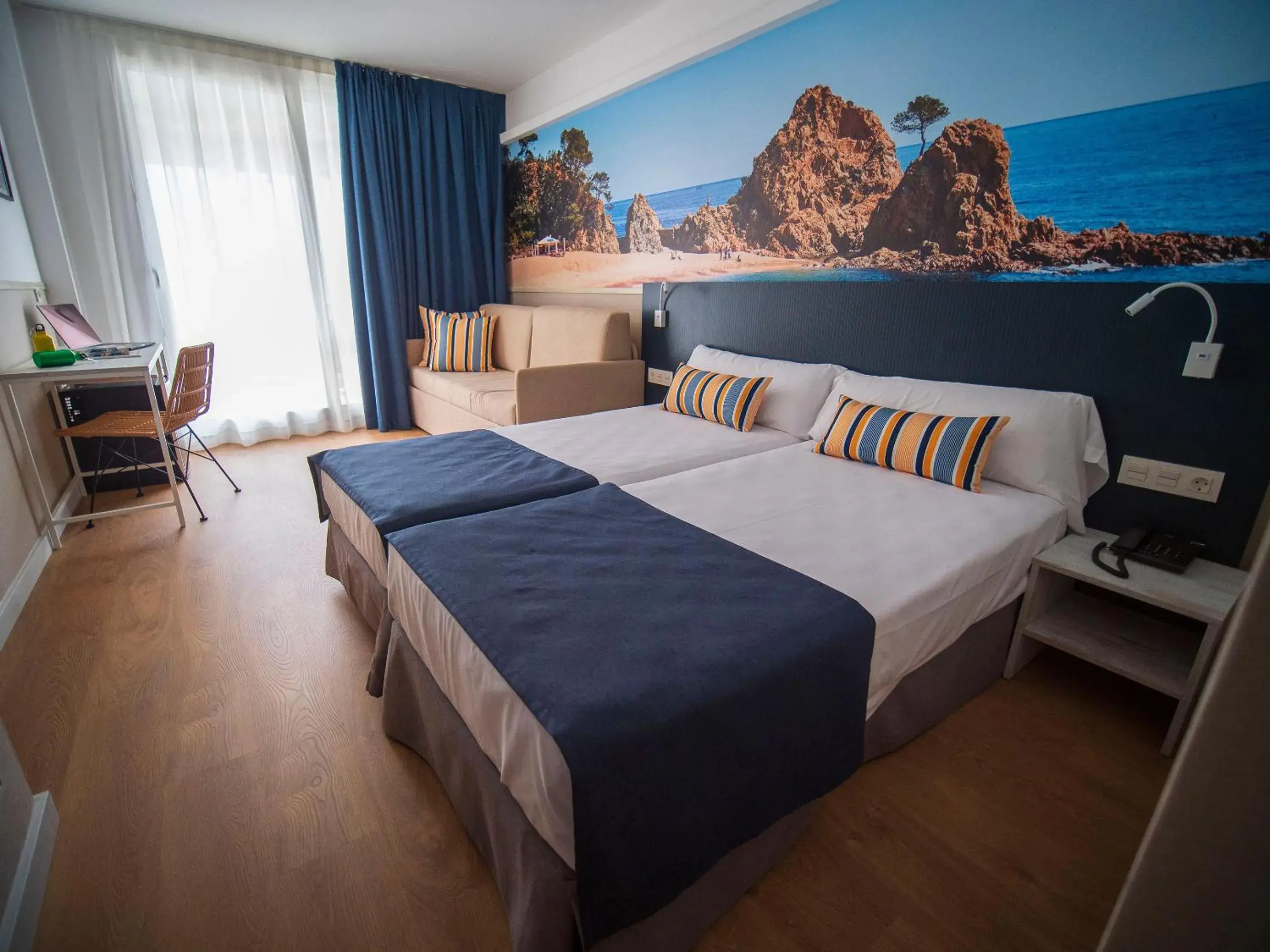 Bedroom, Bed in Hotel Don Juan Tossa