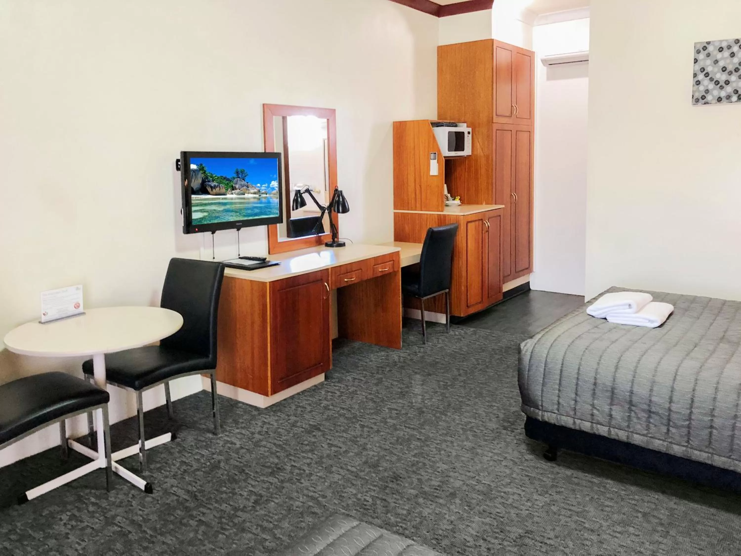 Seating area, Bed in Leeton Heritage Motor Inn
