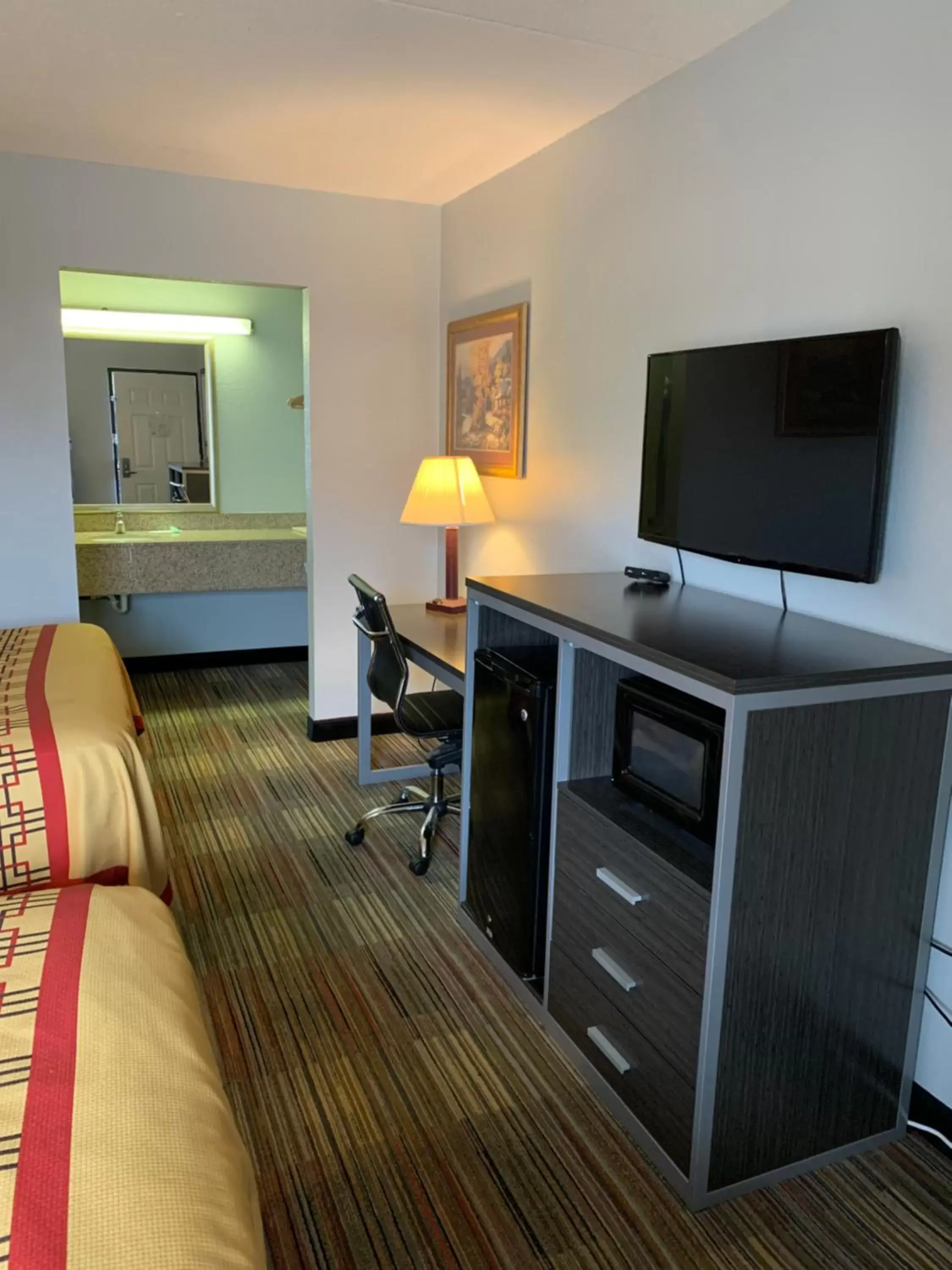 TV/Entertainment Center in Travelodge by Wyndham Pigeon Forge