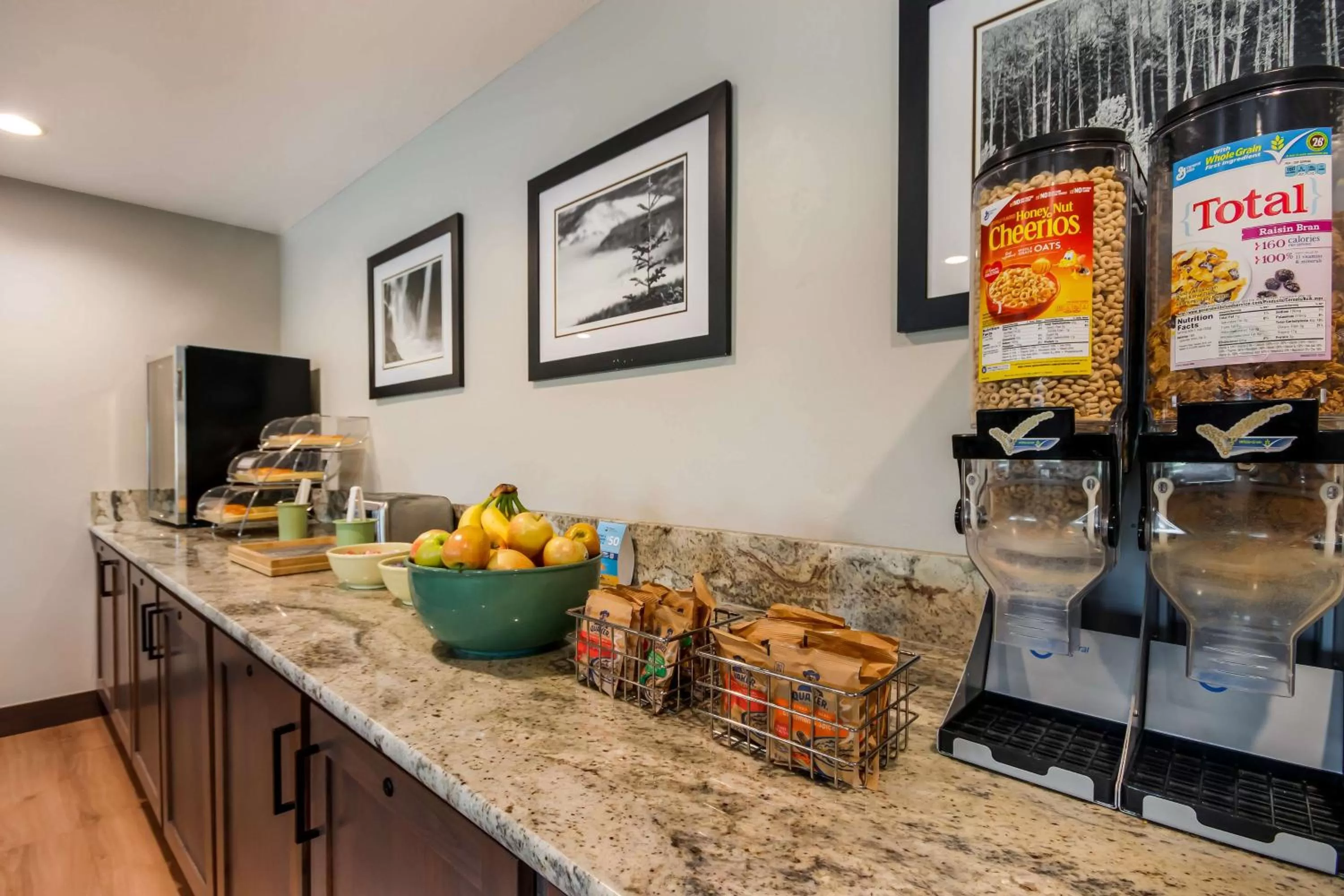 Restaurant/places to eat in SureStay Plus Hotel by Best Western Rexburg