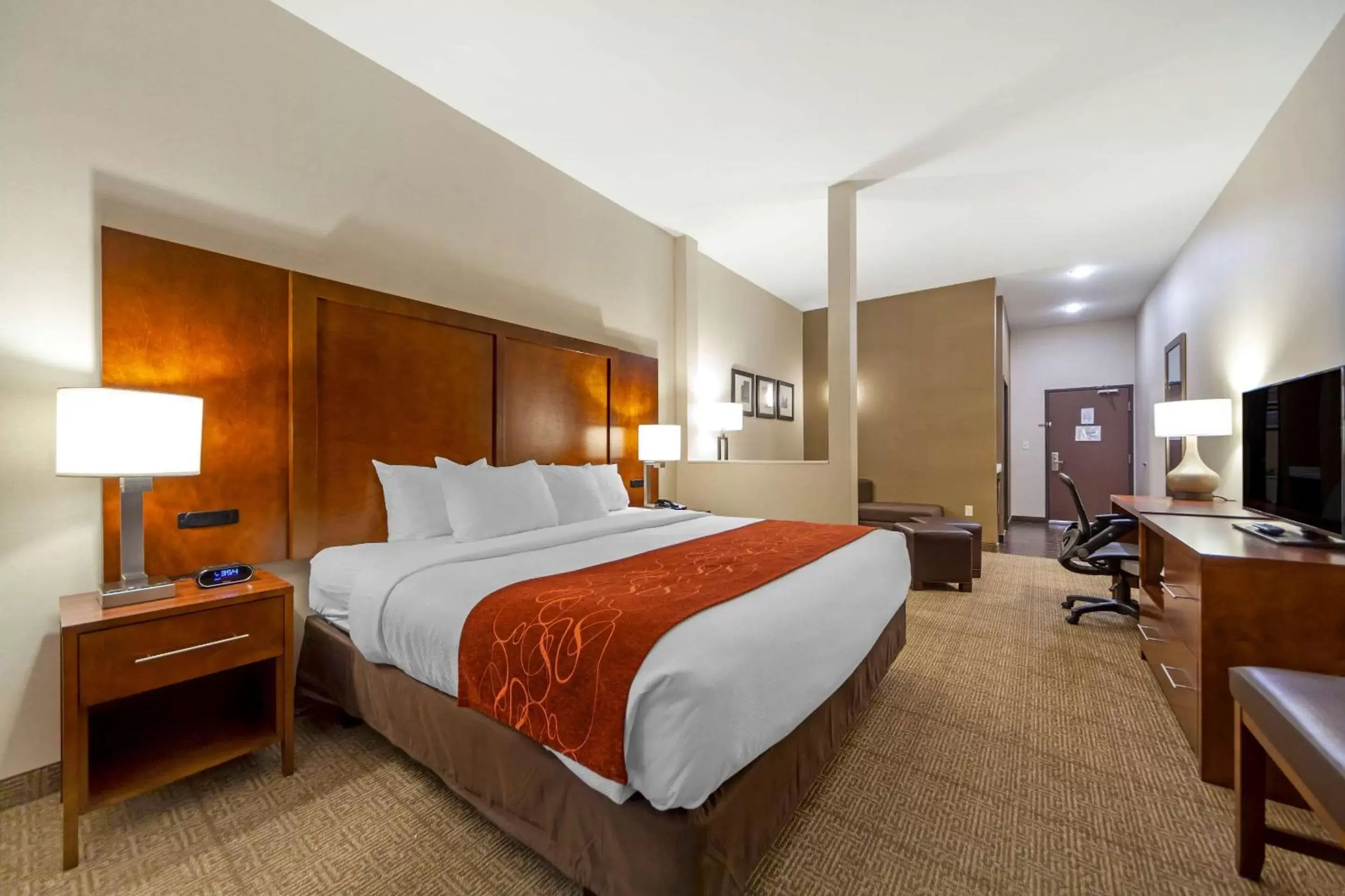 Photo of the whole room, Bed in Comfort Suites