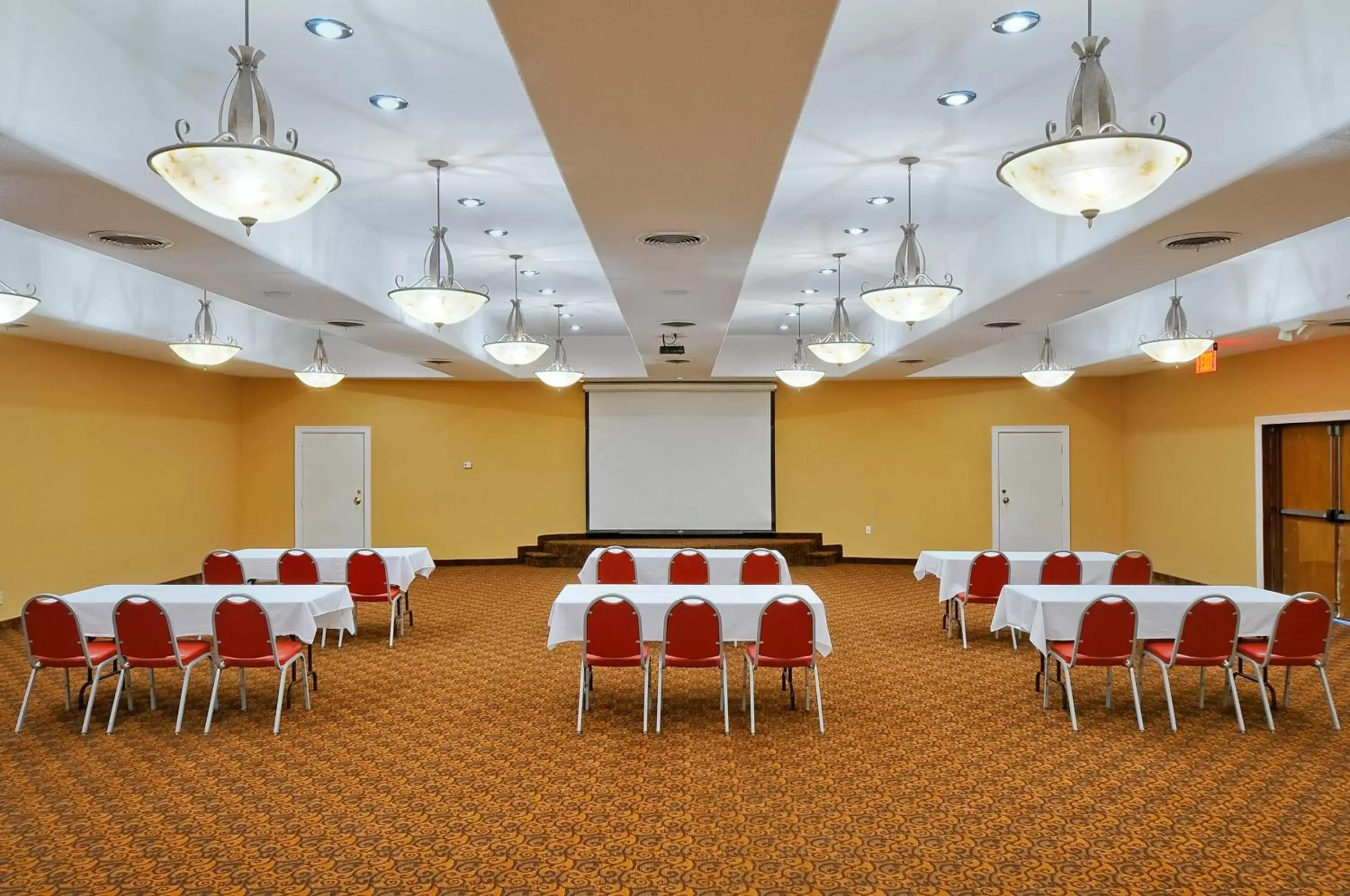 Meeting/conference room in Days Inn & Suites by Wyndham Clovis