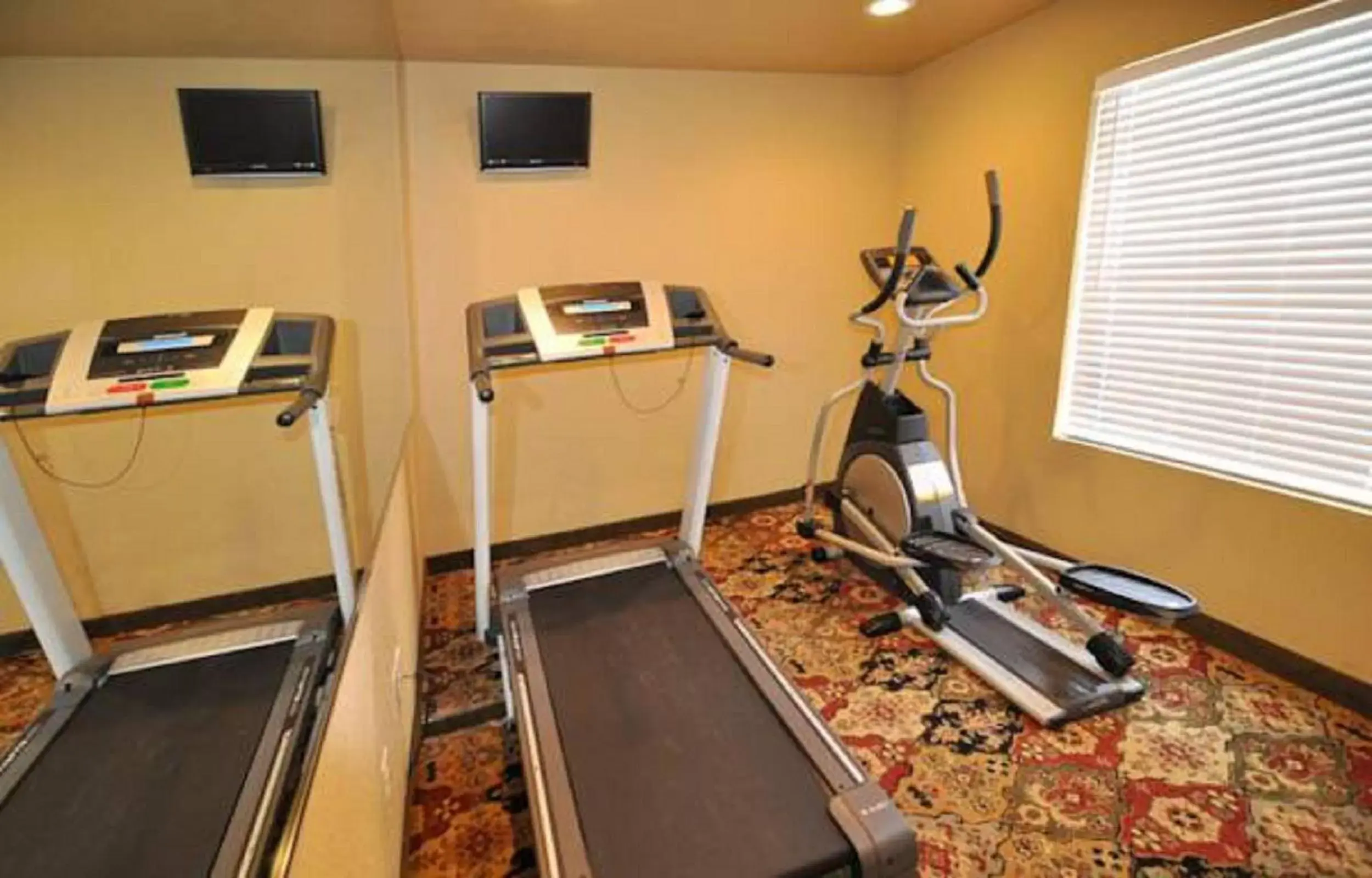 Fitness centre/facilities, Fitness Center/Facilities in Econo Lodge Inn & Suites
