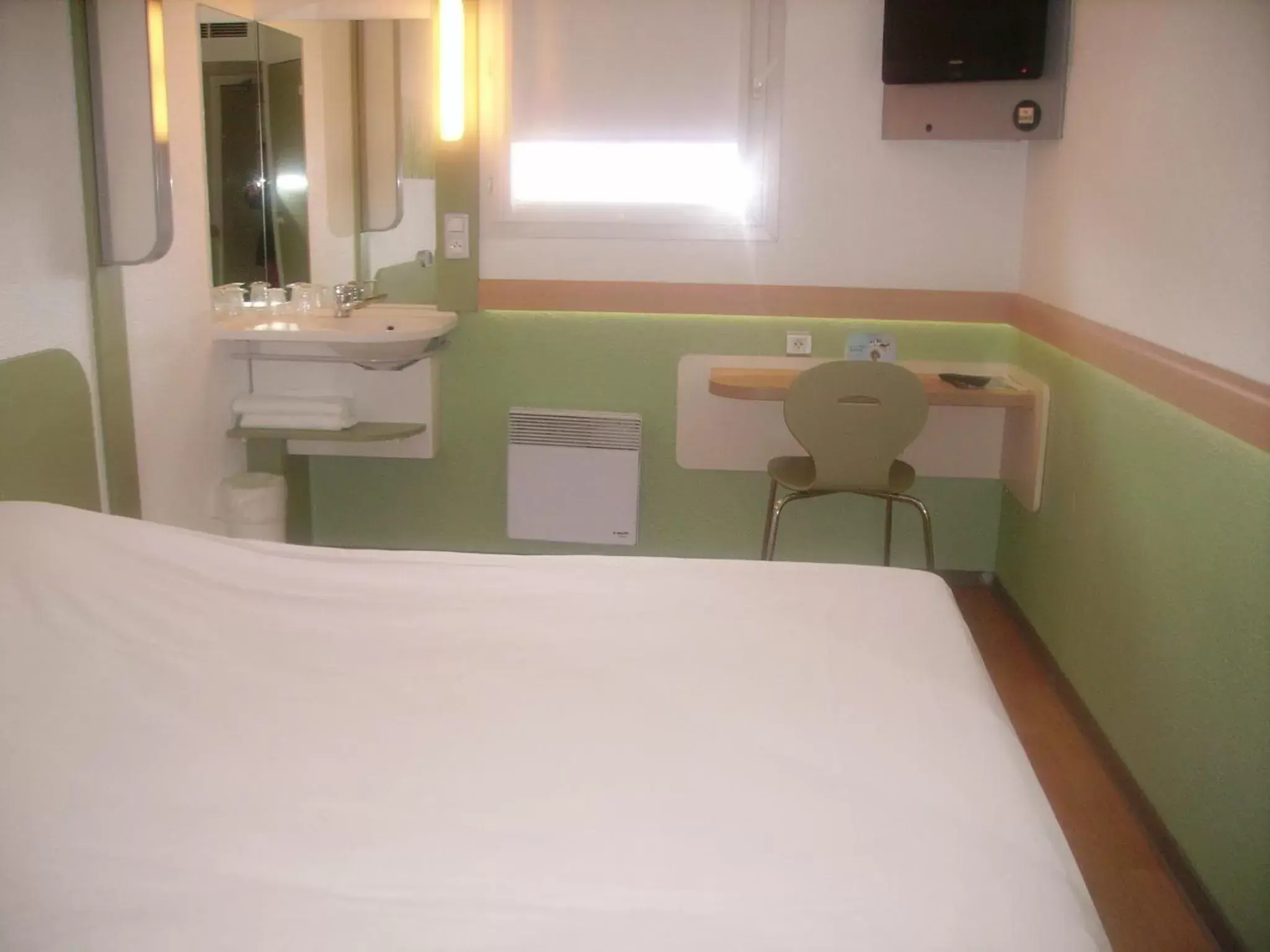 Photo of the whole room, Bed in ibis budget Remiremont