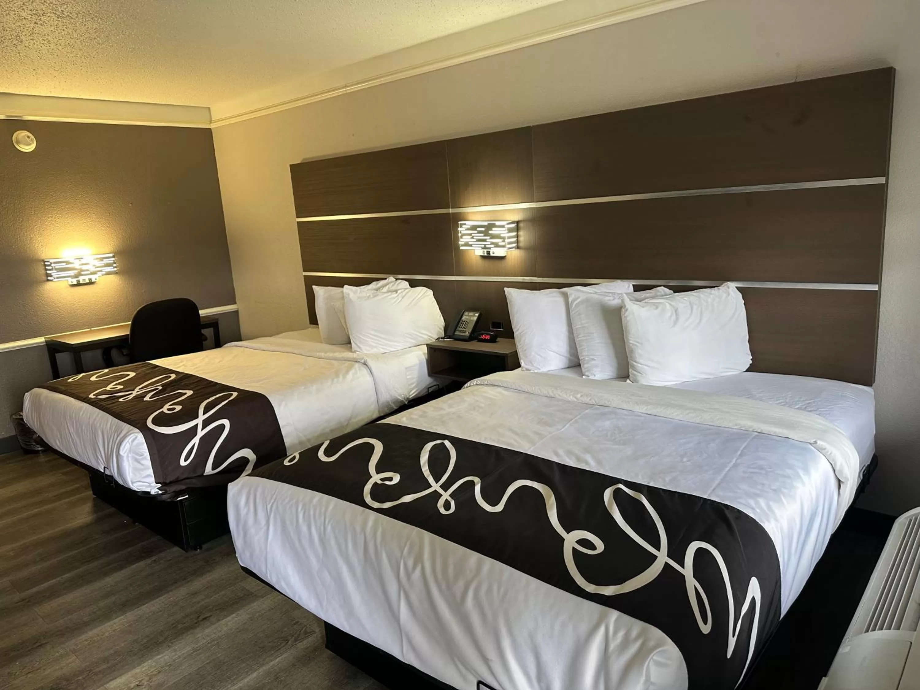 Bed in La Quinta Inn By Wyndham IH-10 West San Antonio TX