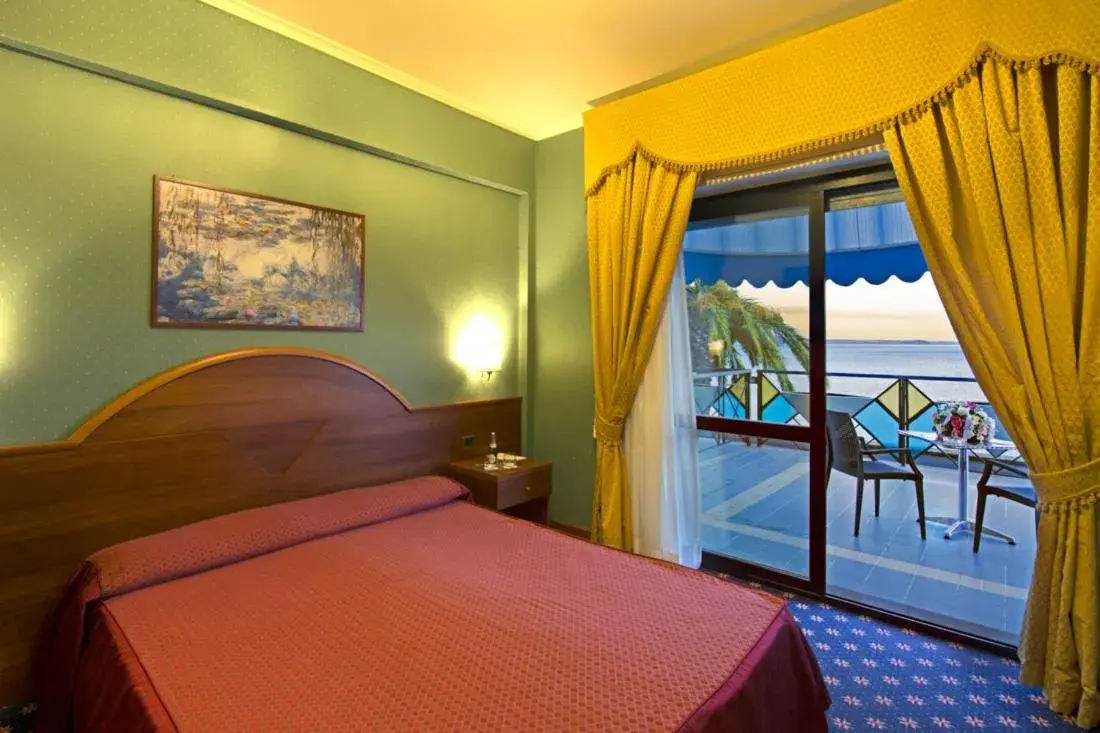 Bedroom, Bed in Hotel Lido - Beach and Palace