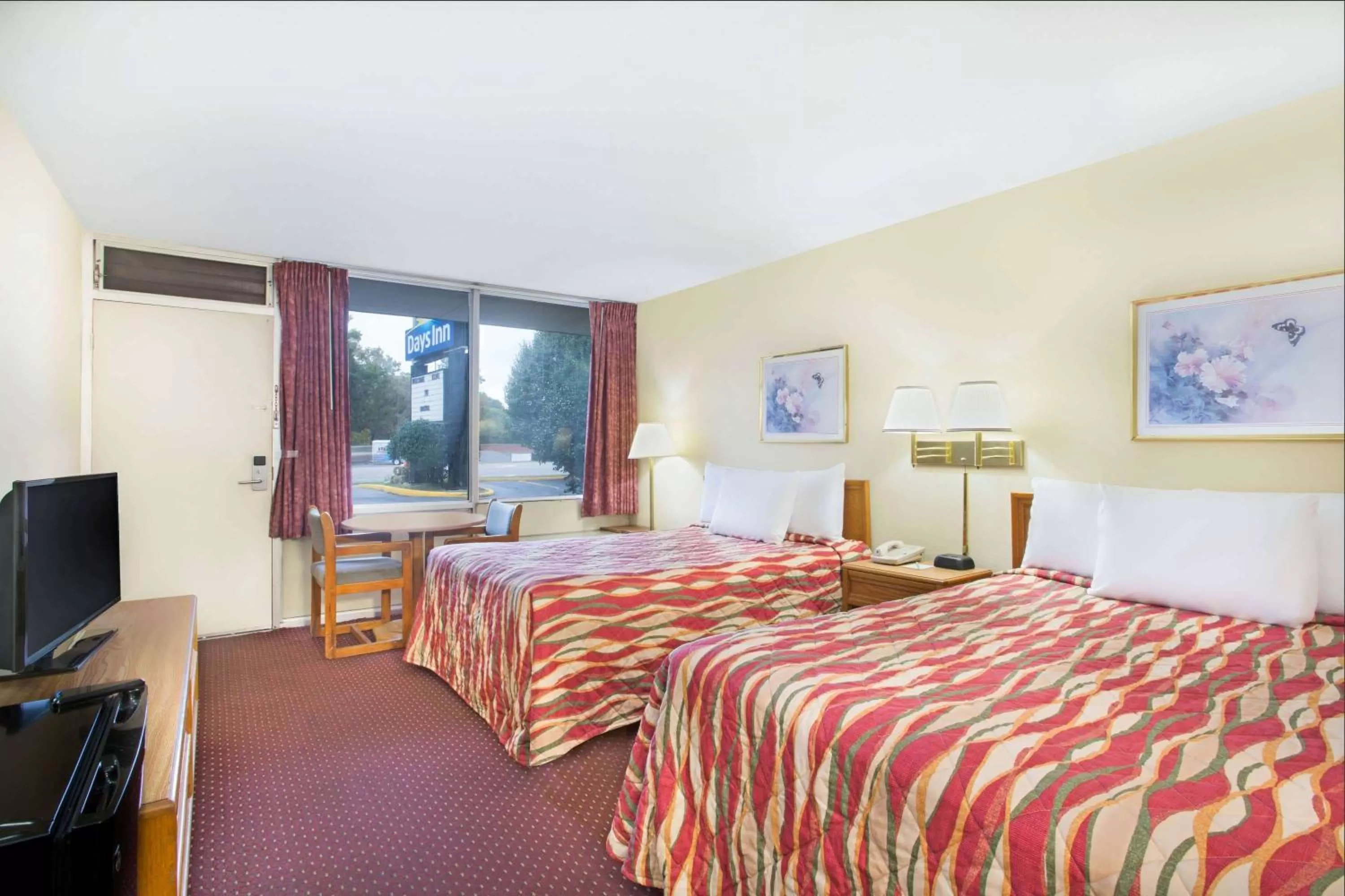 Photo of the whole room, Bed in Bristol Parkway inn