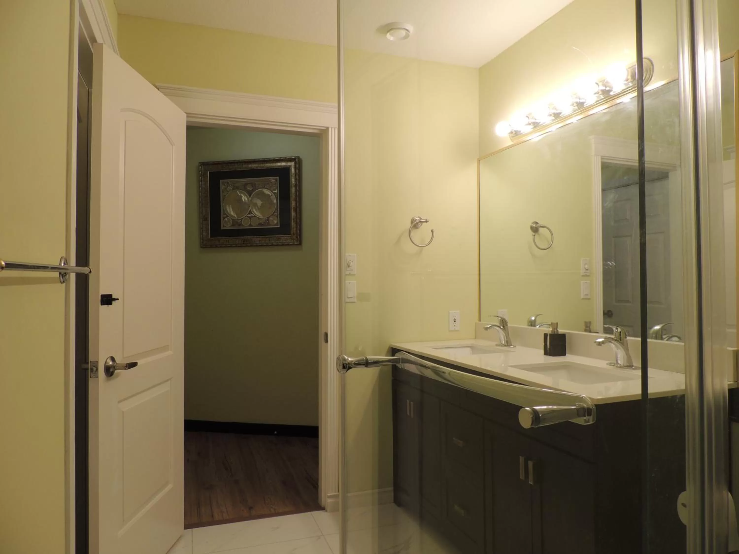 Bathroom in Summer Express Kelowna B&B - Villa Bellissimo Fran-Talia