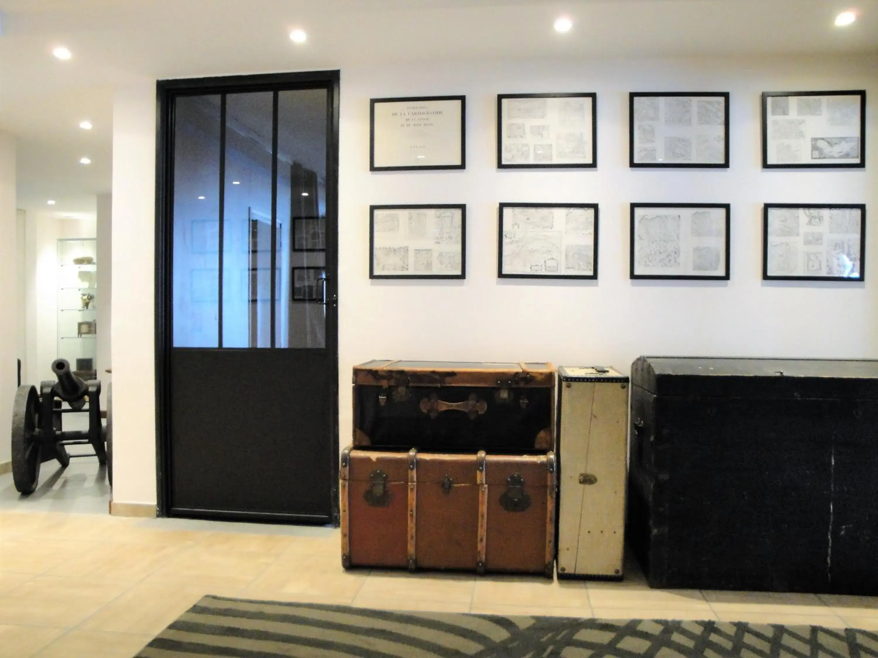 Lobby or reception, Kitchen/Kitchenette in Chalet Hôtel du Bois