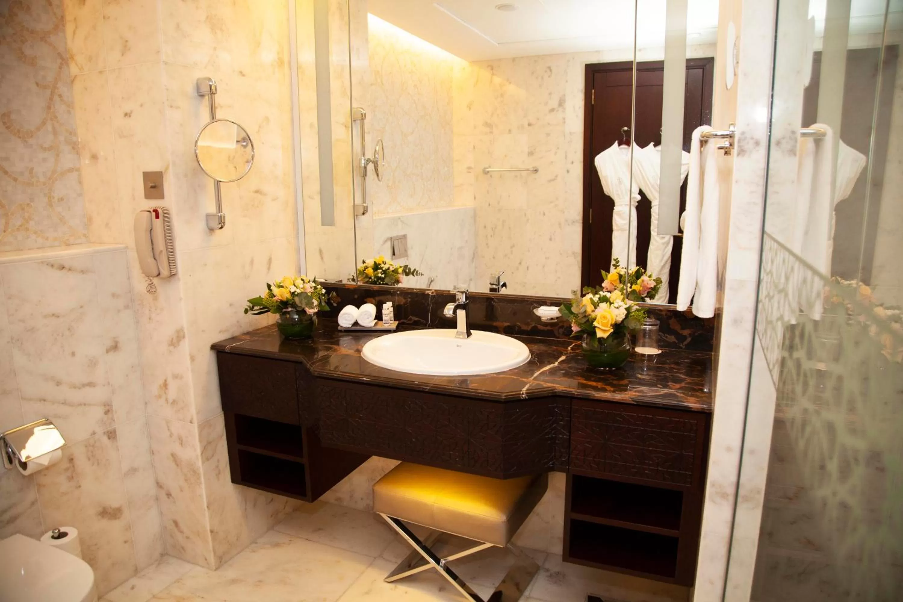 Shower in Bab Al Qasr Hotel