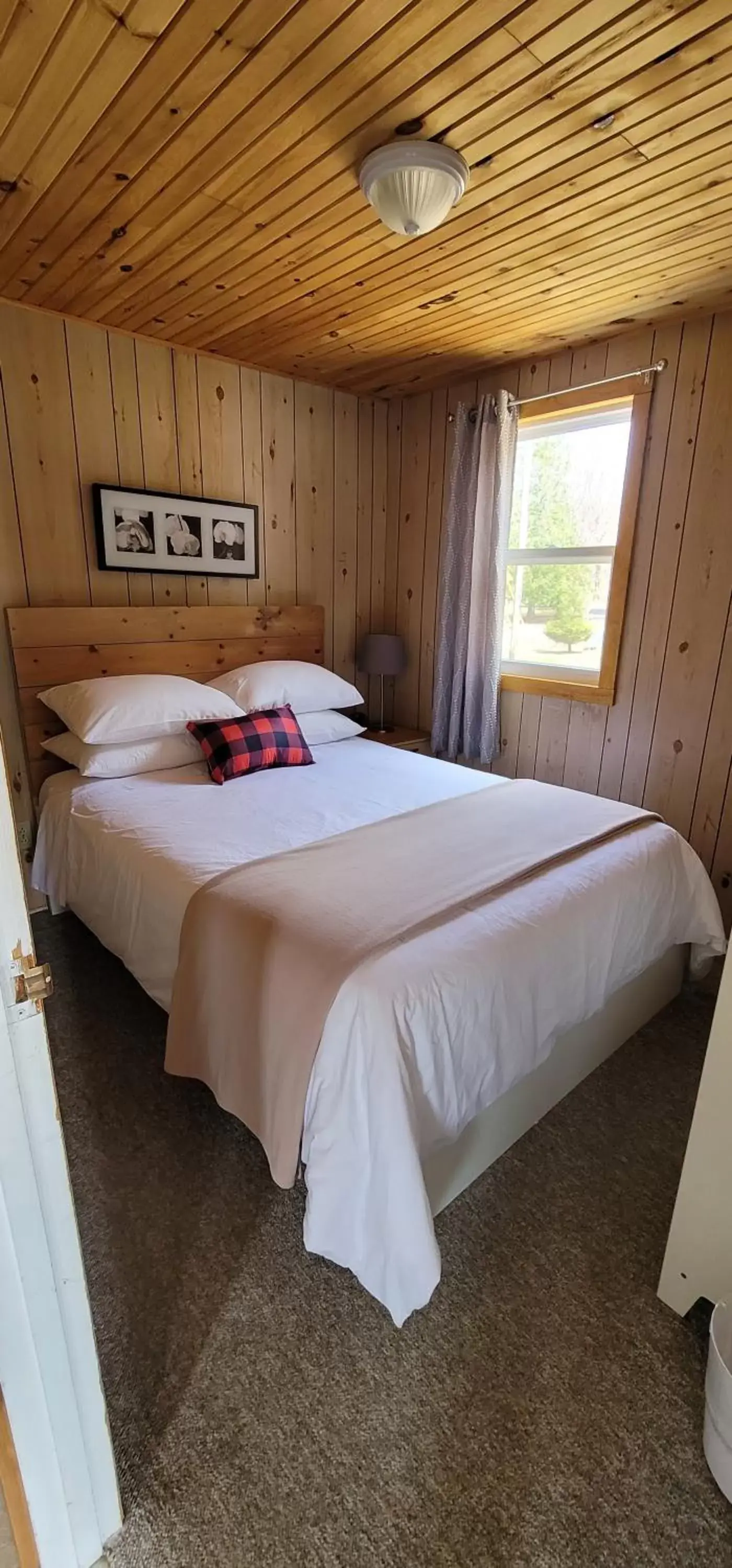 Bedroom, Bed in Parkway Cottage Resort and Trading Post