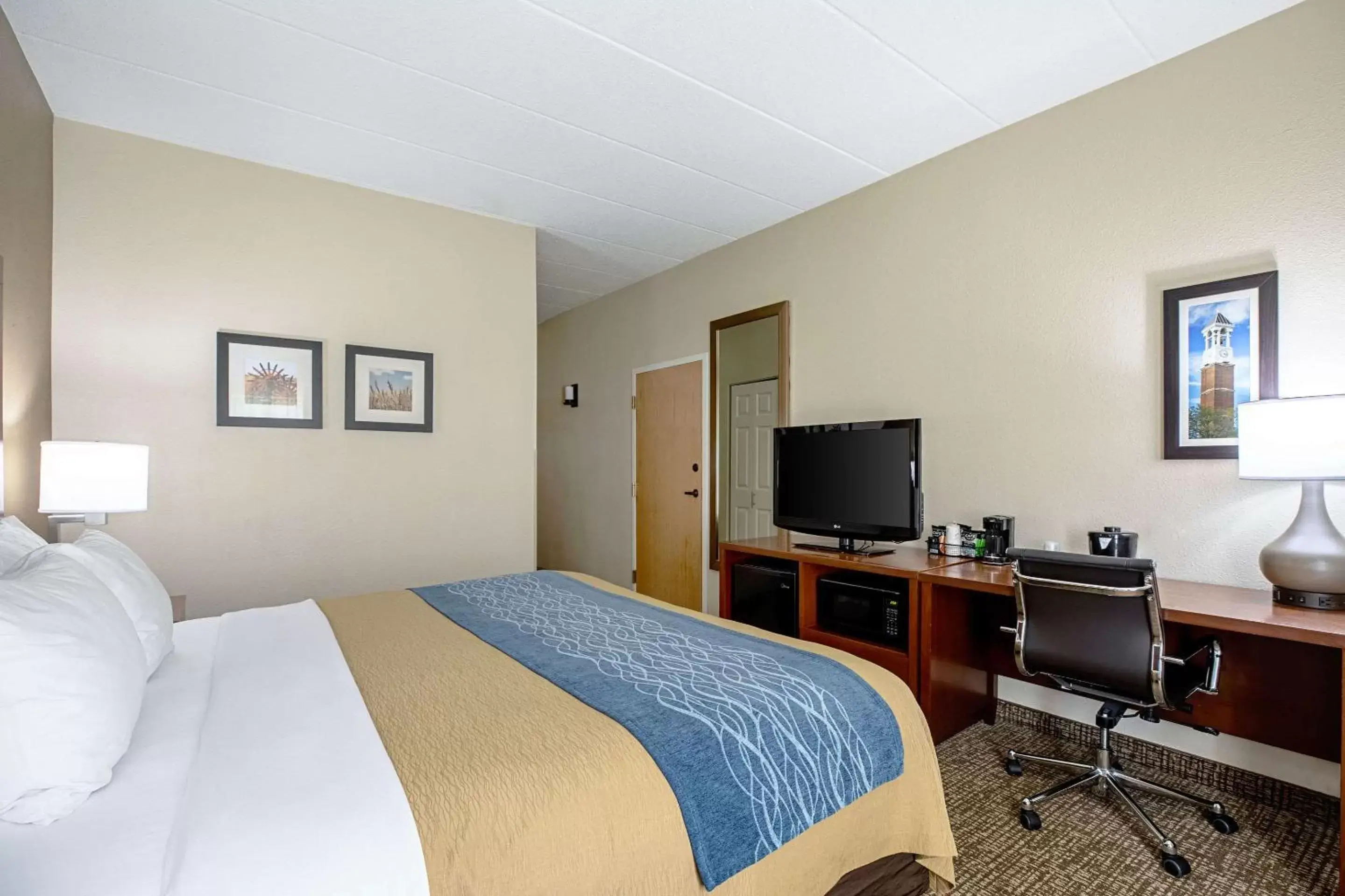 Photo of the whole room, TV/Entertainment Center in Comfort Inn Indianapolis North - Carmel