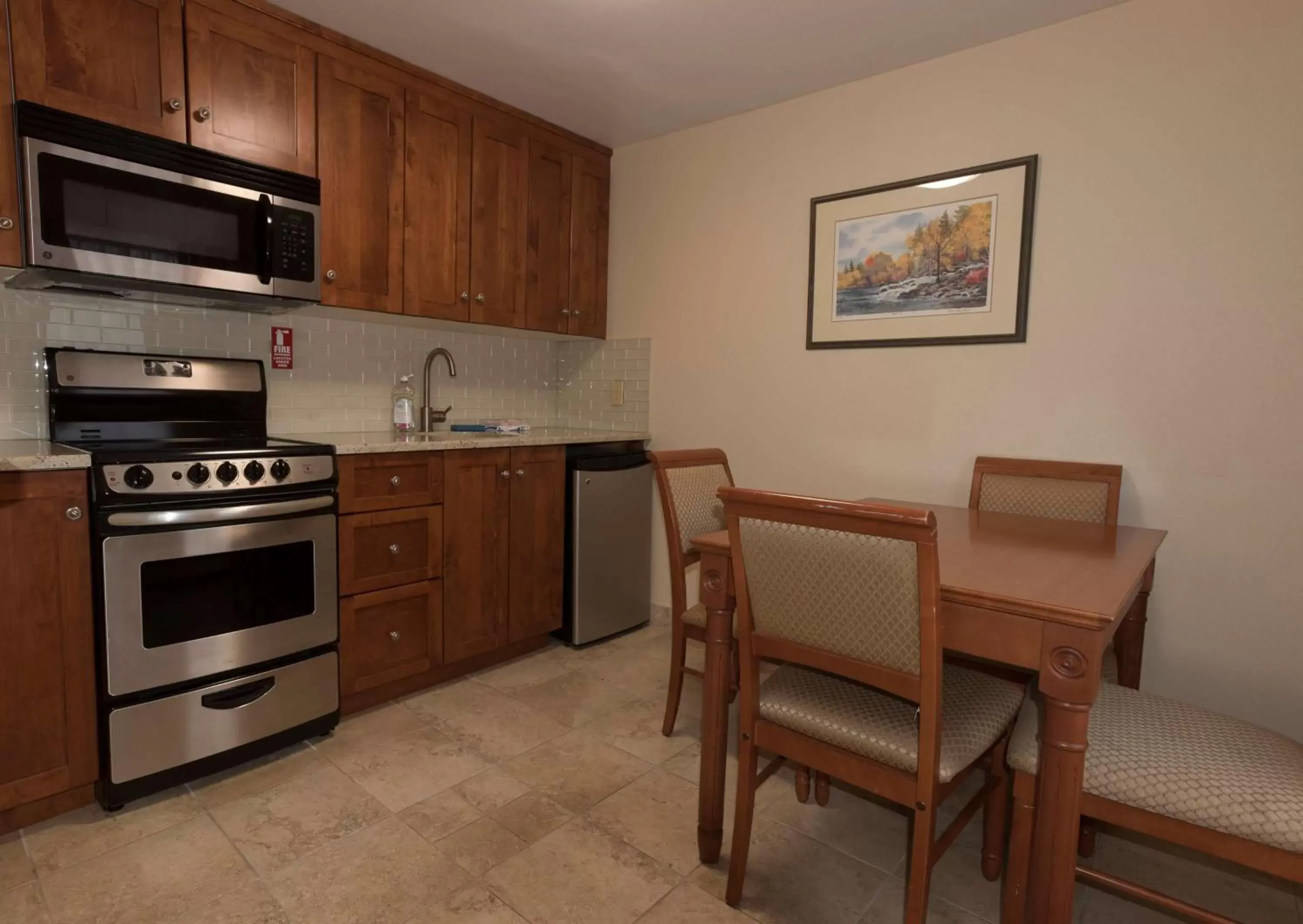 Photo of the whole room, Kitchen/Kitchenette in Best Western Plus Otonabee Inn