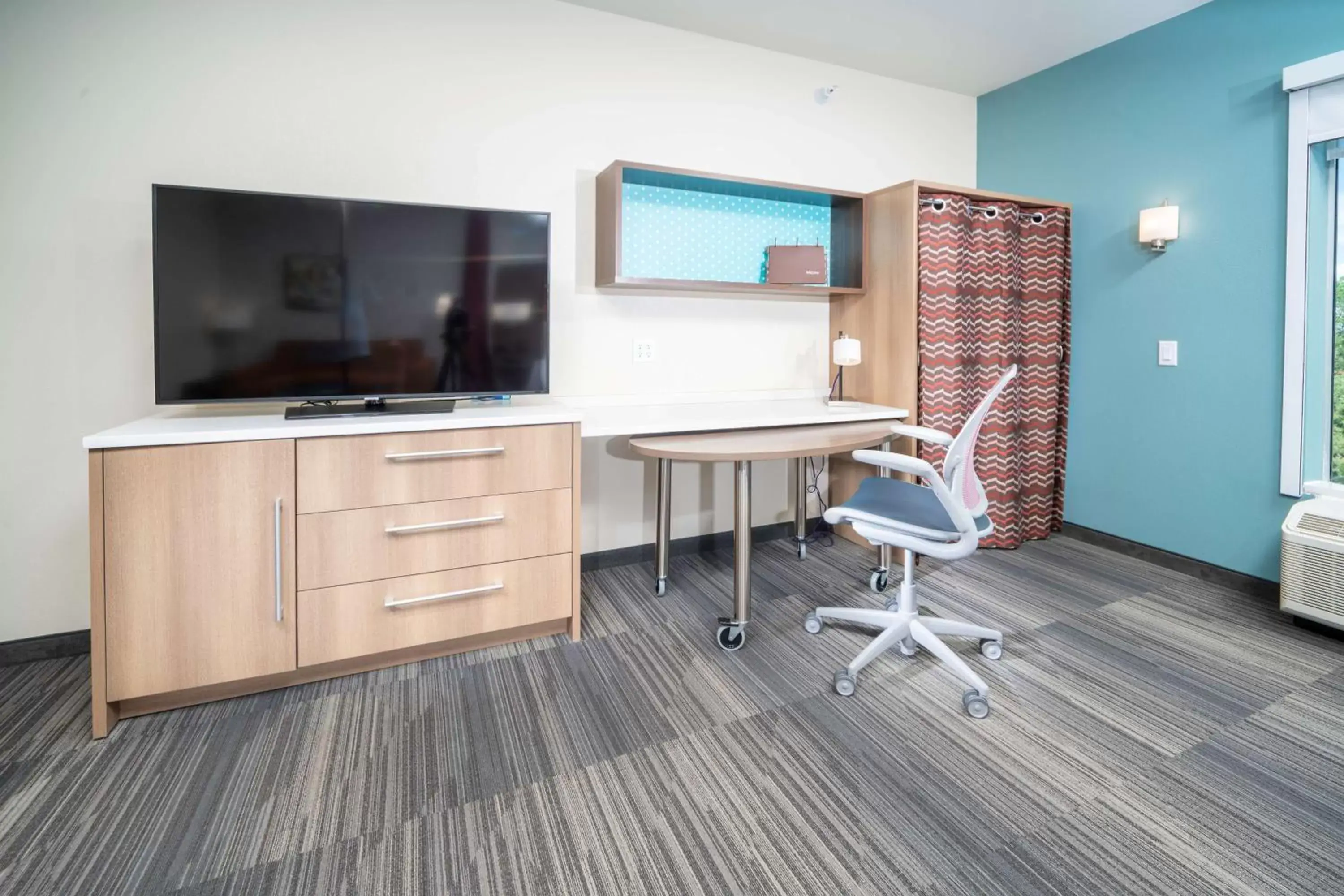 Bedroom, TV/Entertainment Center in Home2 Suites By Hilton Minneapolis-Mall of America