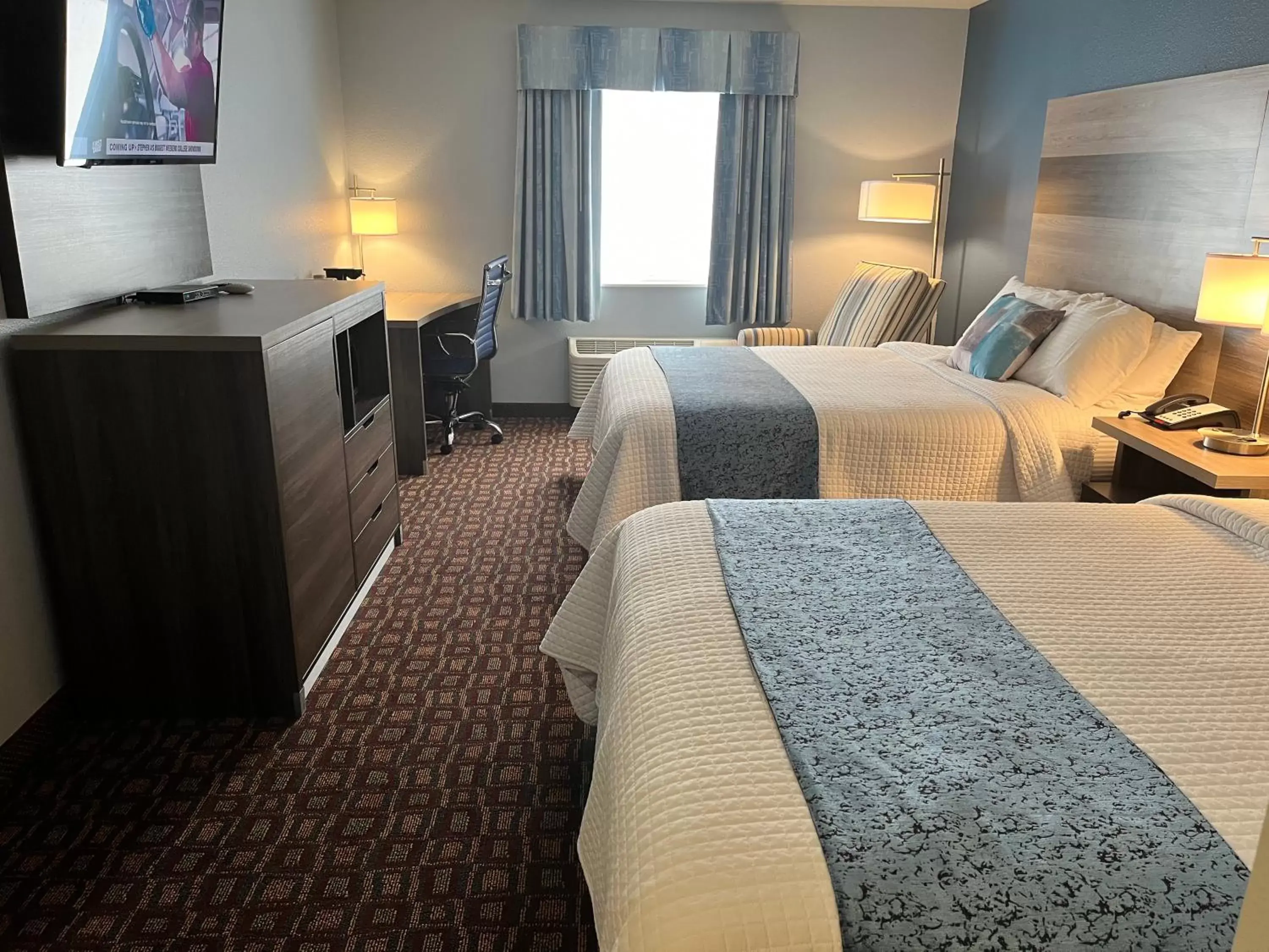 Guests, Bed in Garnett Hotel & RV Park