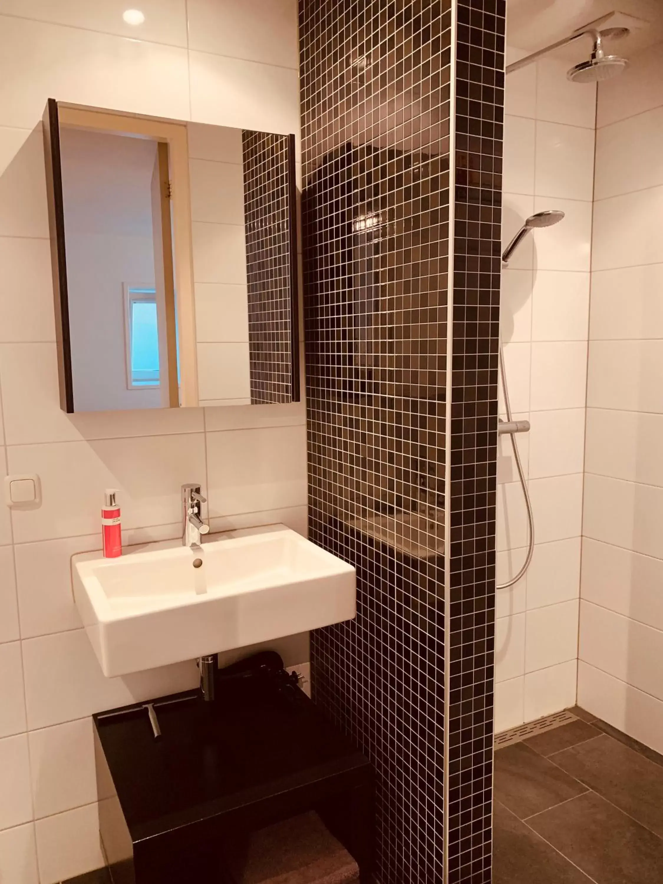 Shower, Bathroom in Stadslogement By Peek