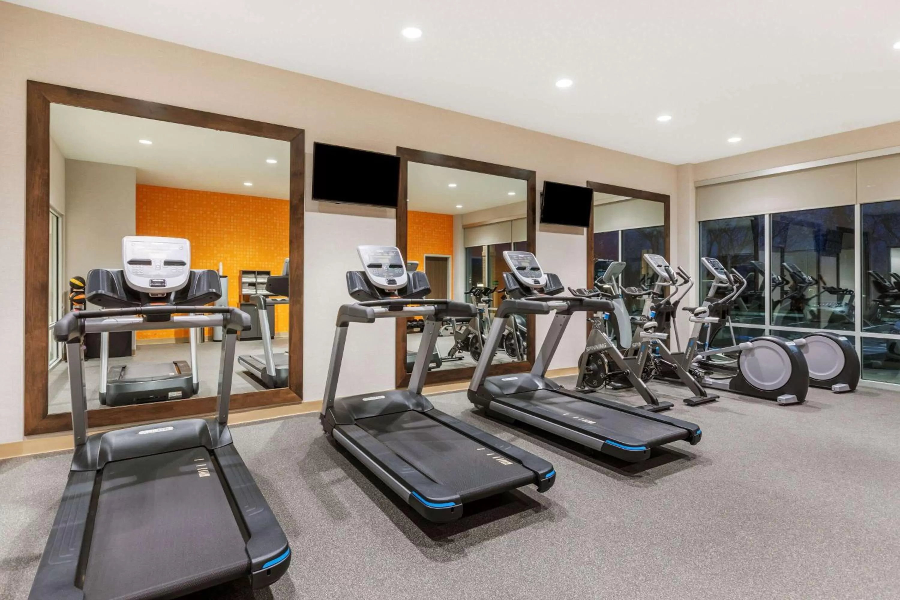 Fitness centre/facilities in La Quinta Inn & Suites by Wyndham Kansas City Beacon Hill