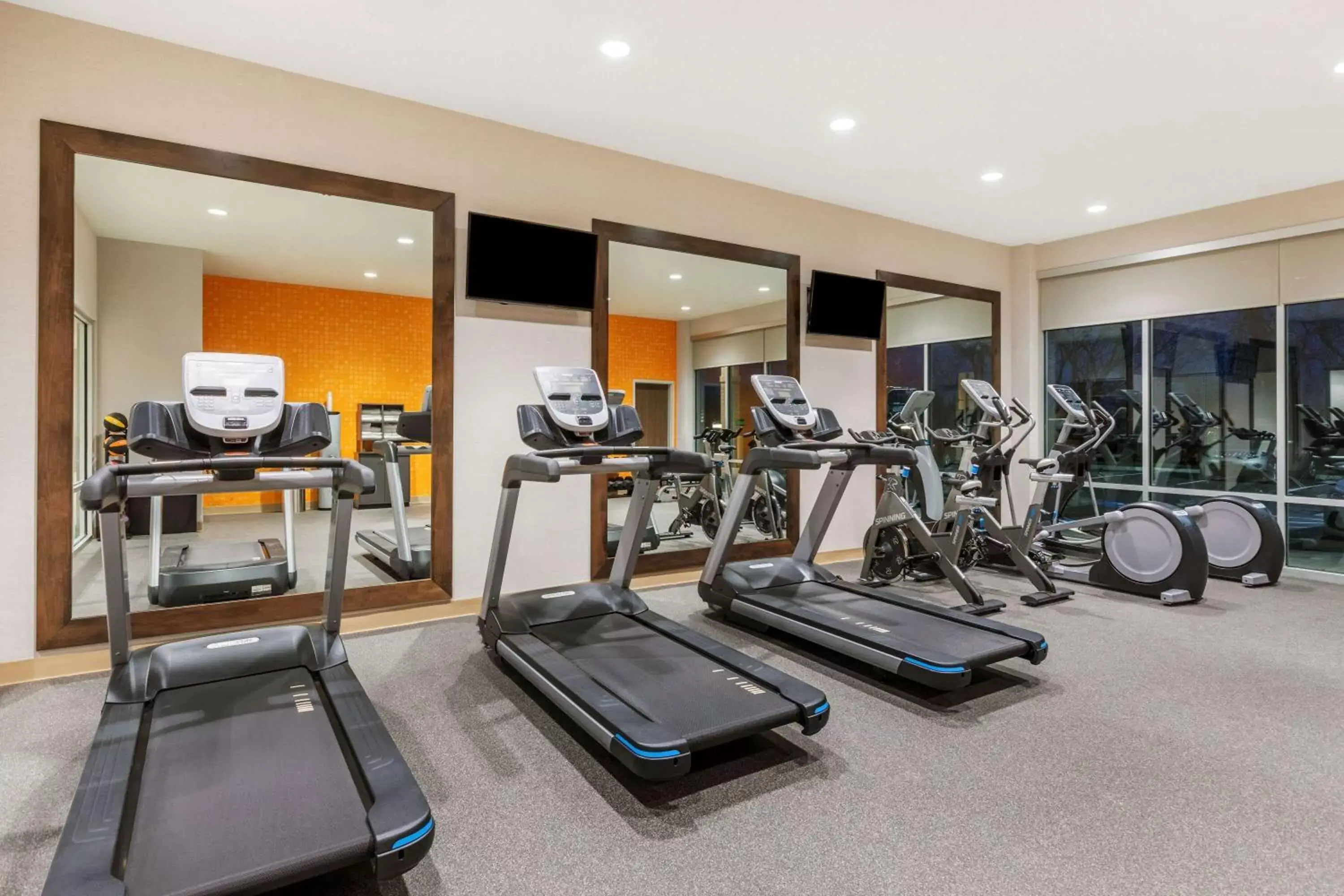 Fitness centre/facilities, Fitness Center/Facilities in La Quinta Inn & Suites by Wyndham Kansas City Beacon Hill