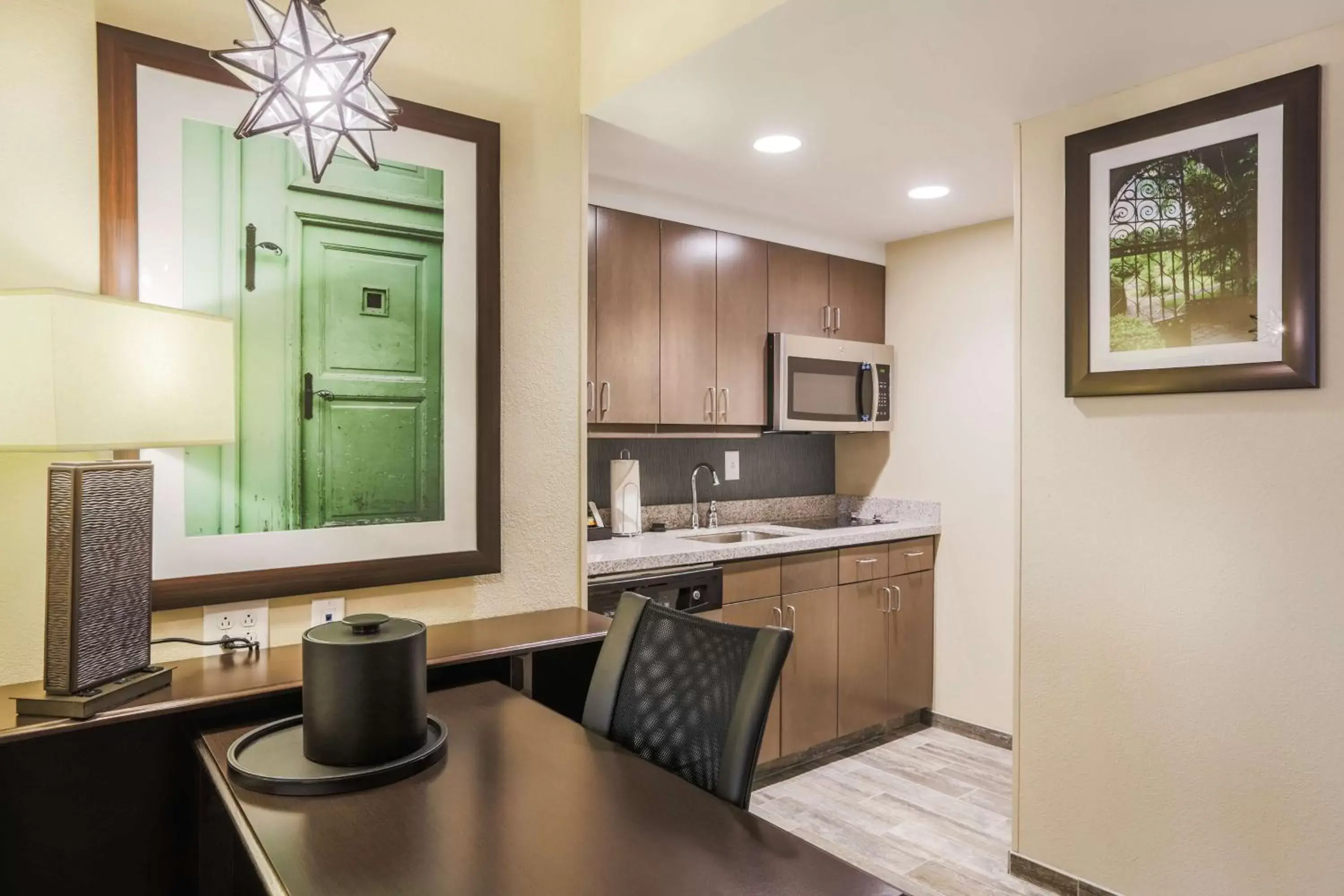 Bedroom, Kitchen/Kitchenette in Homewood Suites By Hilton Charleston Historic District